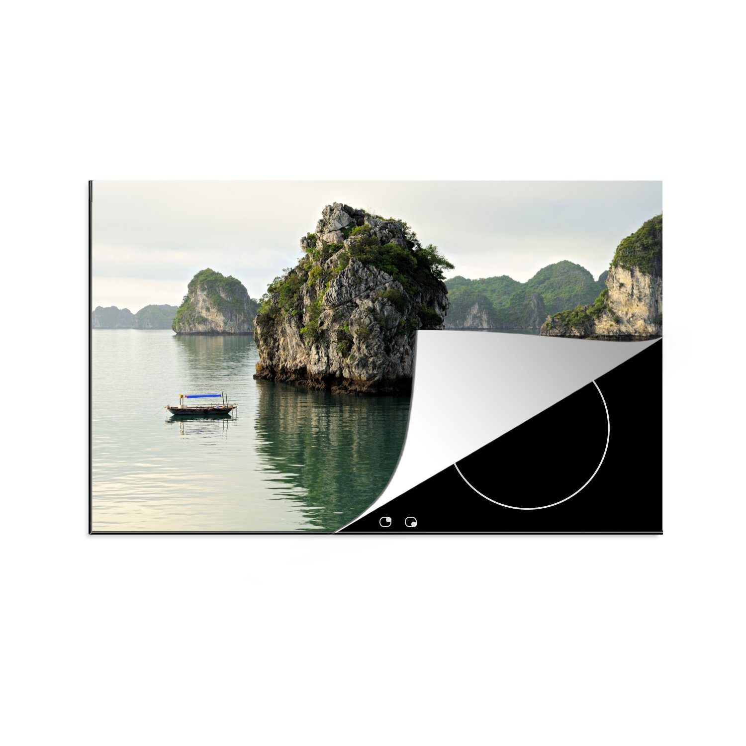 MuchoWow Herdblende-/Abdeckplatte Ha Long Bay mit einem auf dem Wasser treibenden Fischerboot in Vietnam, Vinyl, (1 tlg), 81x52 cm, Induktionskochfeld Schutz für die küche, Ceranfeldabdeckung