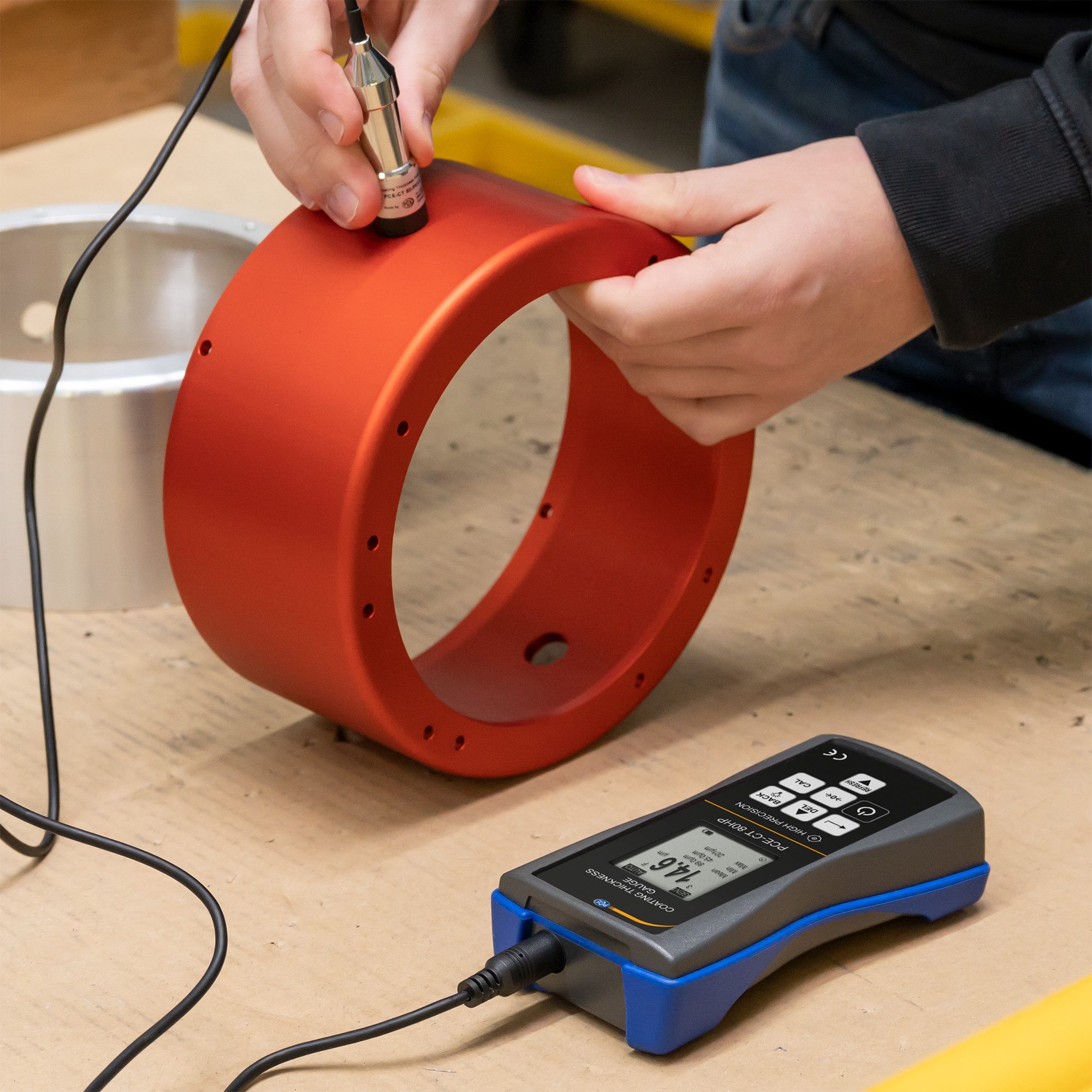 PCE Instruments Lackschichtenmessgerät Schichtdickenmessgerät mit V-Nut Sensor / Messbereich bis zu 0-2000µm