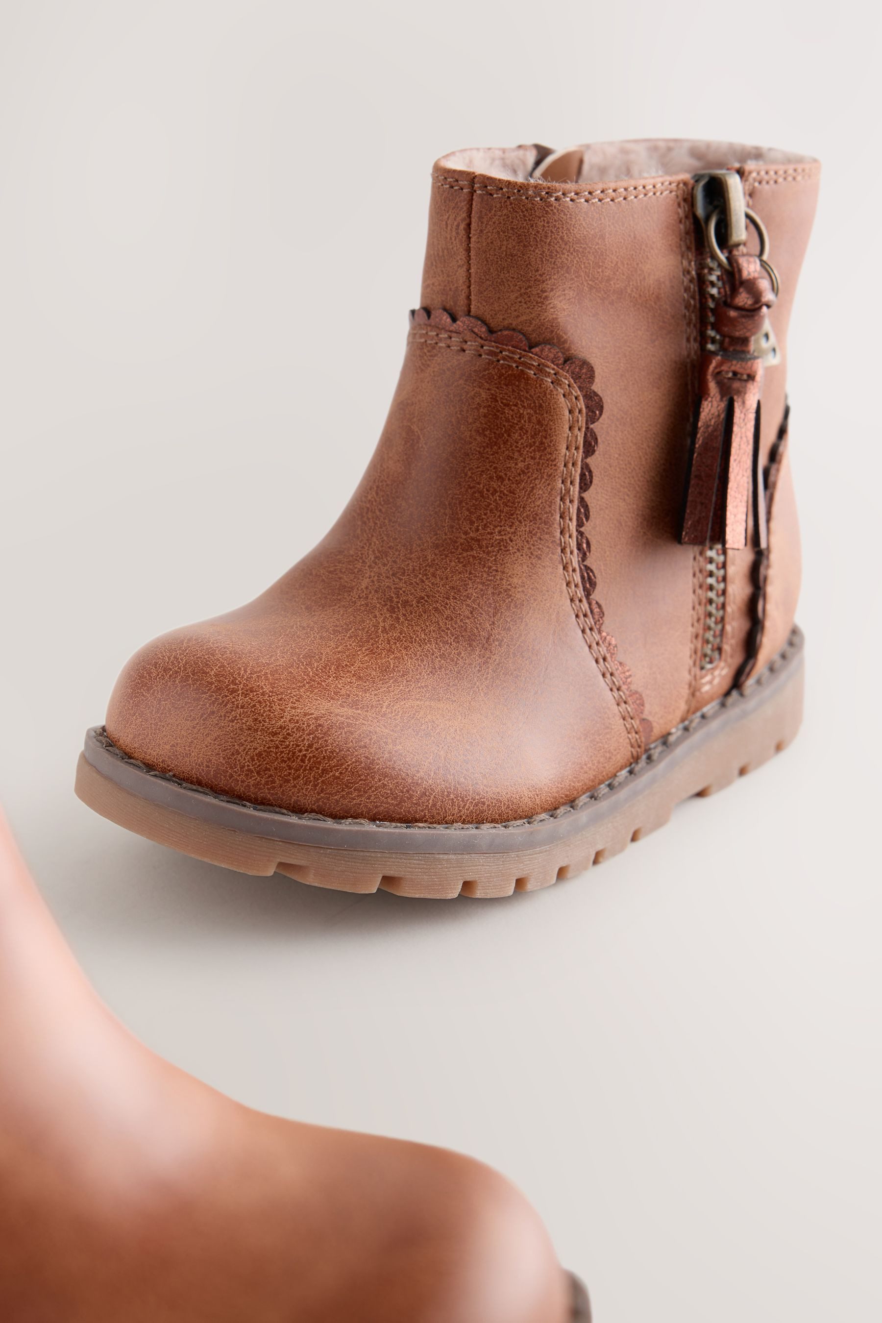 Next Chelseastiefel mit Quaste und Reißverschluss Stiefelette – Bild 2 von 5