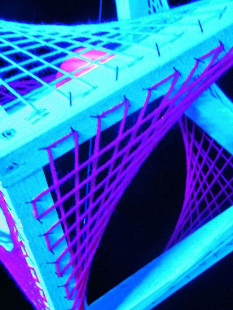 PSYWORK Dekoobjekt Schwarzlicht 3D StringArt Fadendeko Würfel "Pink Universe", 25cm, UV-aktiv, leuchtet unter Schwarzlicht
