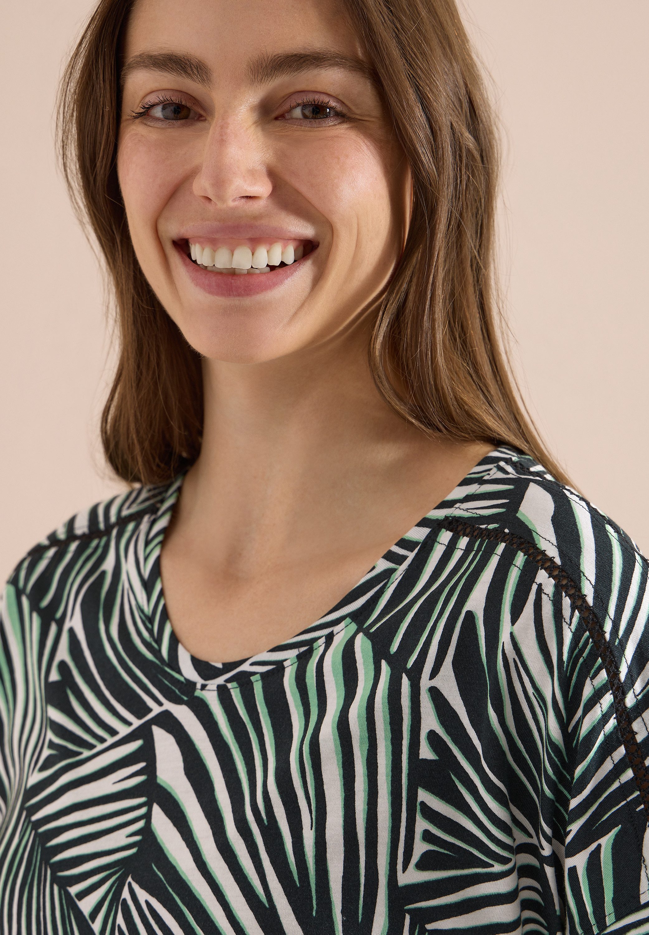 CECIL Kurzarmshirt Sommershirt mit V-Neck und Spitzendetail/grafisches Muster