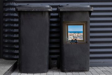 MuchoWow Wandsticker Meerblick aus einem Fenster in Griechenland (1 St), Mülleimer-aufkleber, Mülltonne, Sticker, Container, Abfalbehälter