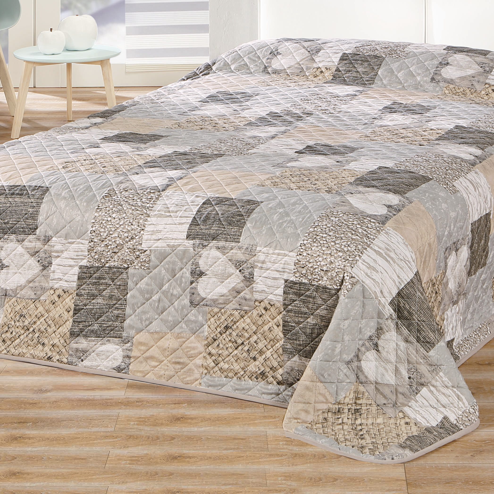 Delindo Lifestyle Tagesdecke Herzen, Patchwork Bettüberwurf, weich wattiert und aufwändig gesteppt – Bild 4 von 5