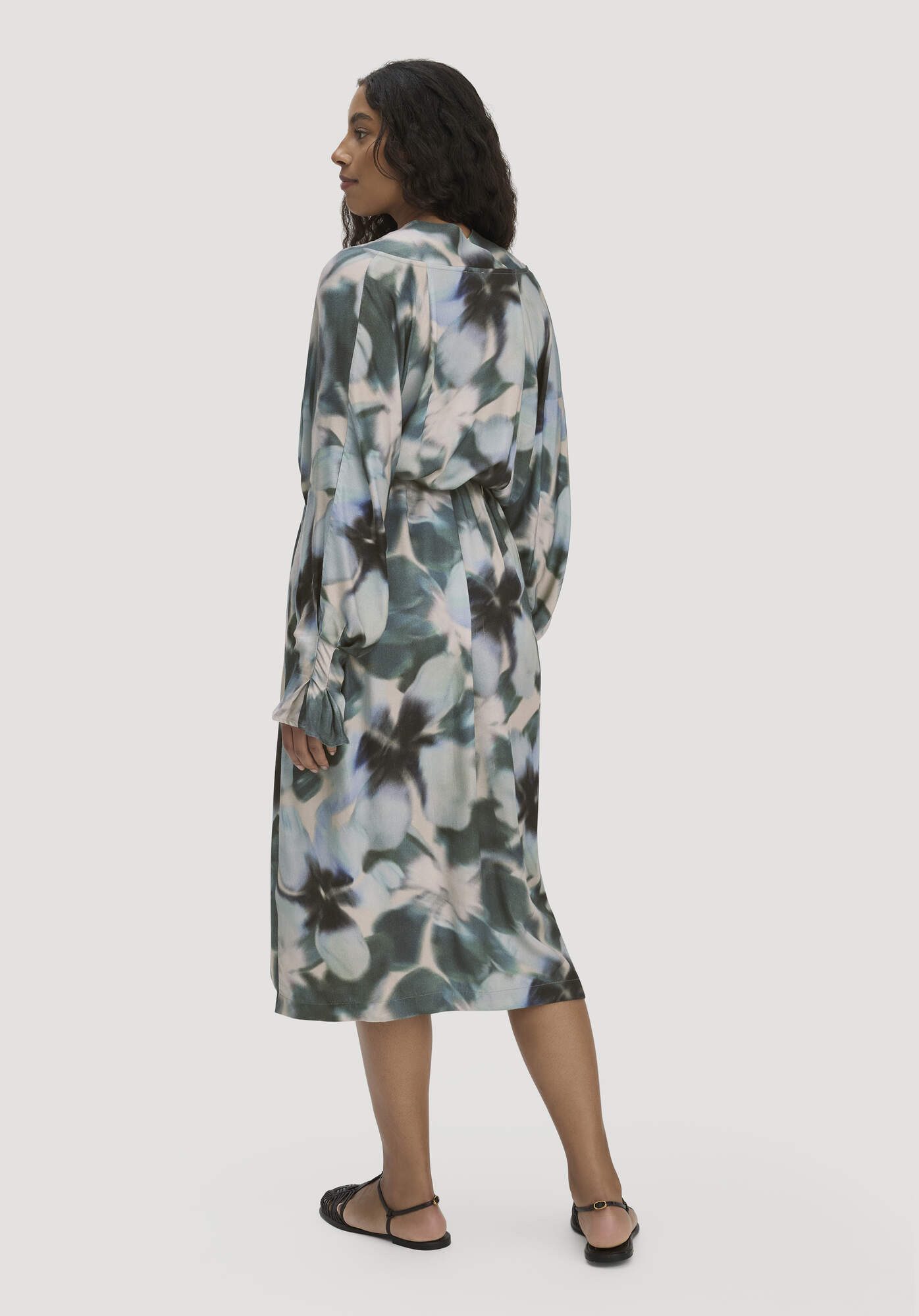 Hessnatur A-Linien-Kleid aus reiner LENZING™ ECOVERO™ Viskose (1-tlg) – Bild 4 von 5