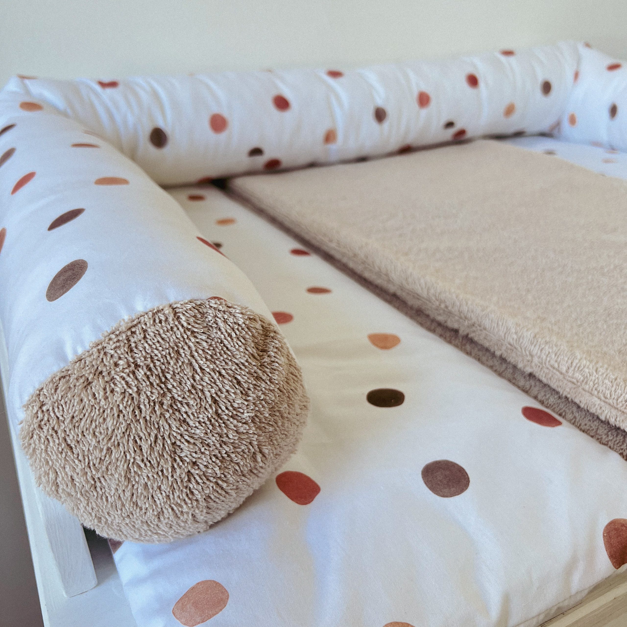 LittleANTunique Nestchenschlange Wickeltischumrandung Fröhliche Punkte günstig online kaufen