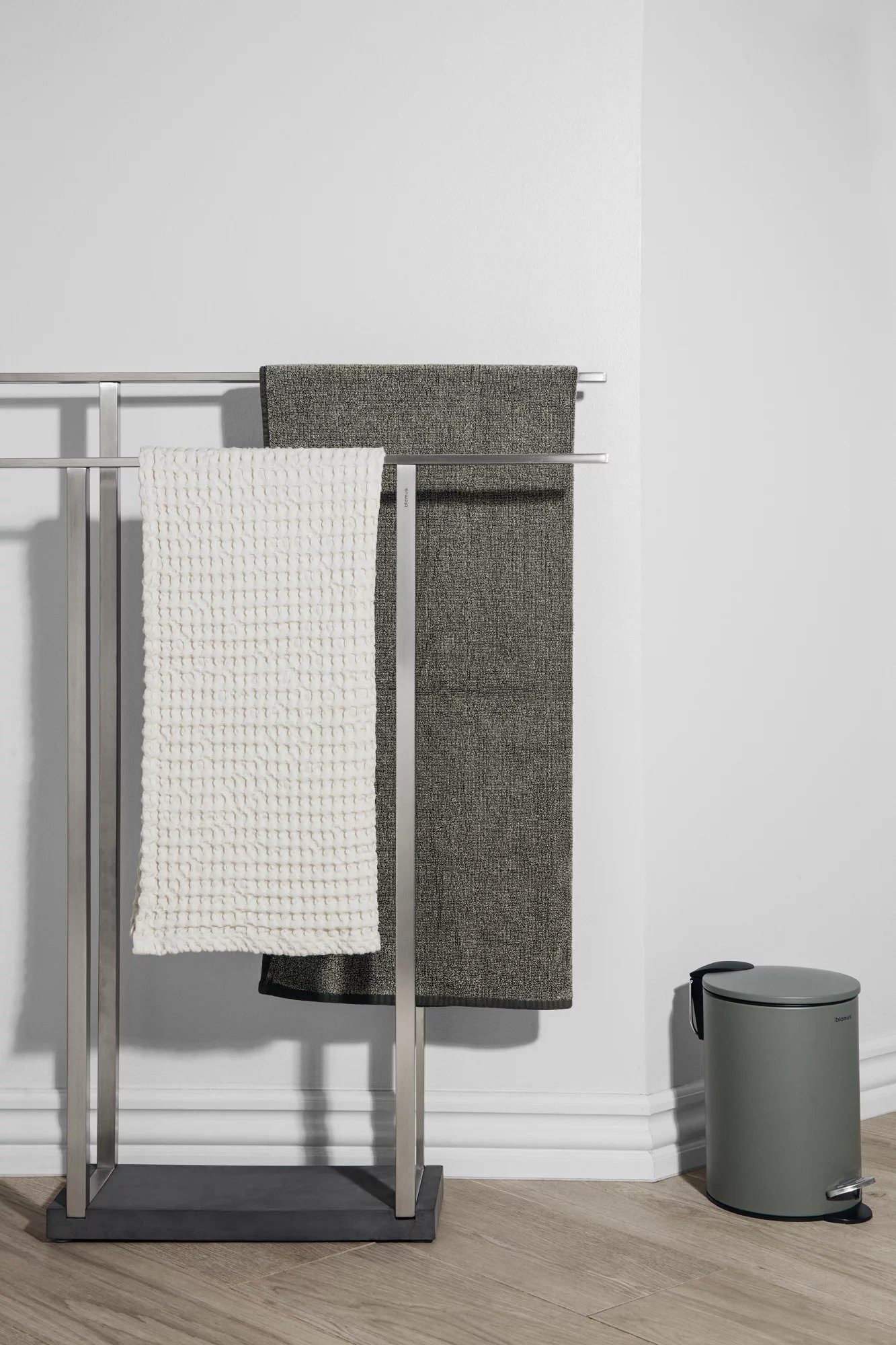 blomus Mülleimer -TUBO- Treteimer: Smart-Close-System, hochwertig und stilvoll, 3 Liter, Hochwertig, Pulverbeschichtet, Kompakt, Smart-Close, Inneneimer
