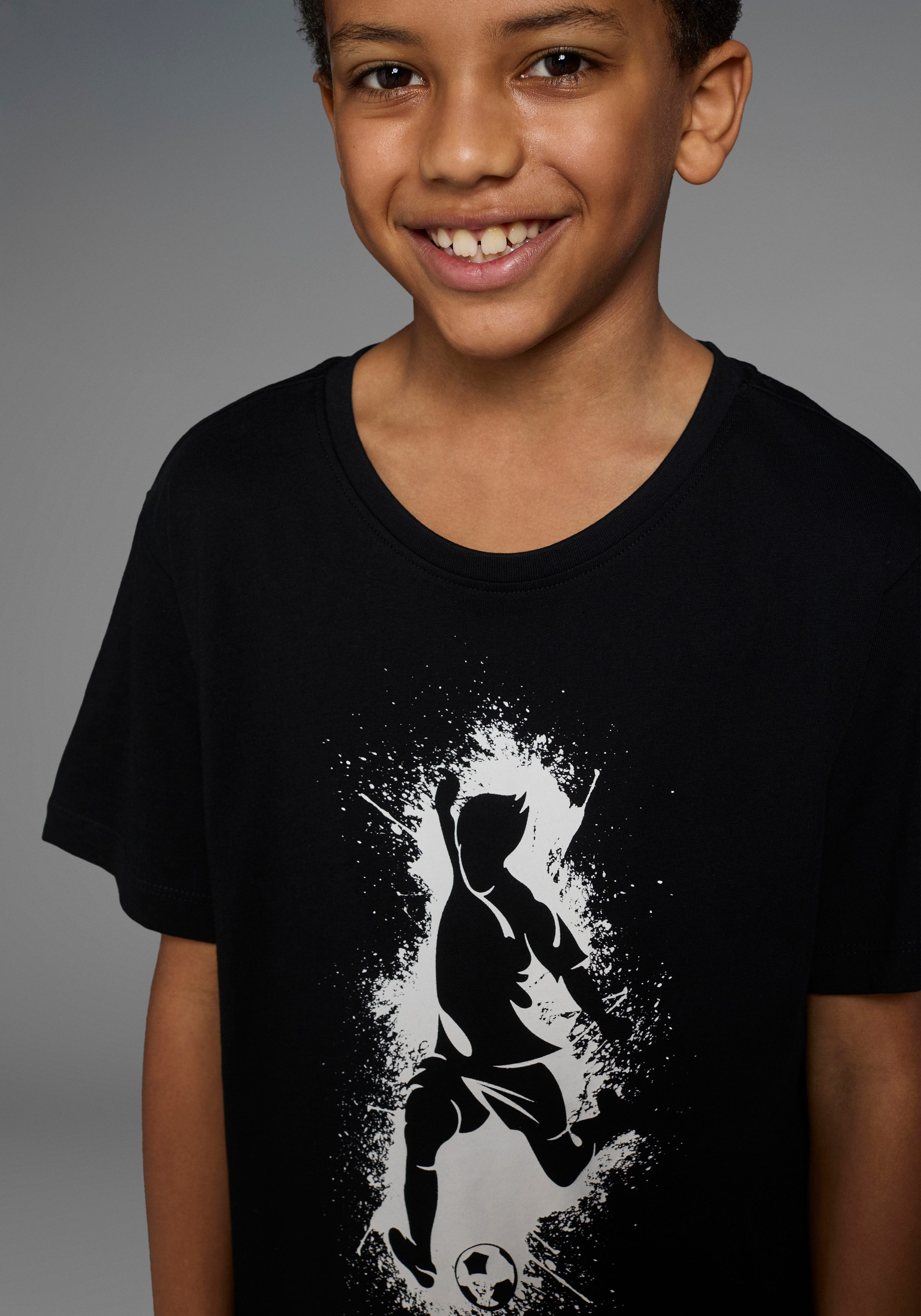 KIDSWORLD T-Shirt Mit lässigem FUSSBALLER - Druck Kurzarm, Basic-Passform, mit stylischem Druck, Rundhalsausschnitt