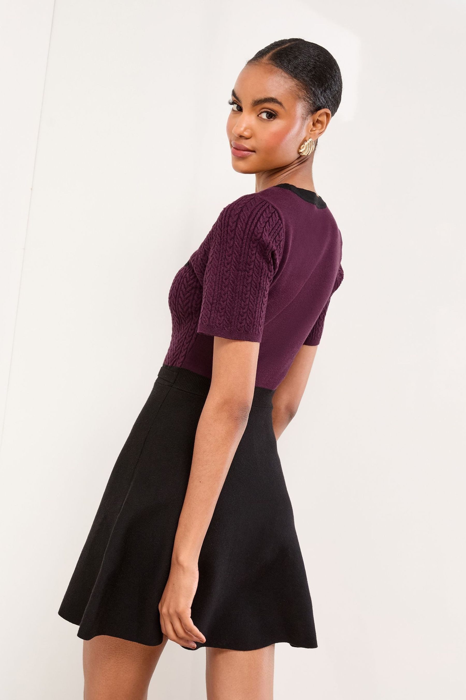 LIPSY Strickkleid Lipsy Mini-Strickkleid mit Gürtel und Zopfmuster (1-tlg)