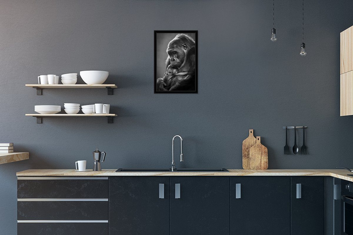 MuchoWow Poster Schwarz-Weiß-Bild einer Gorillamutter mit ihrem neugeborenen Baby, (1 St), Gerahmtes Poster, Wanddeko, Bilder, Wandposter, Schwarzem Bilderrahmen