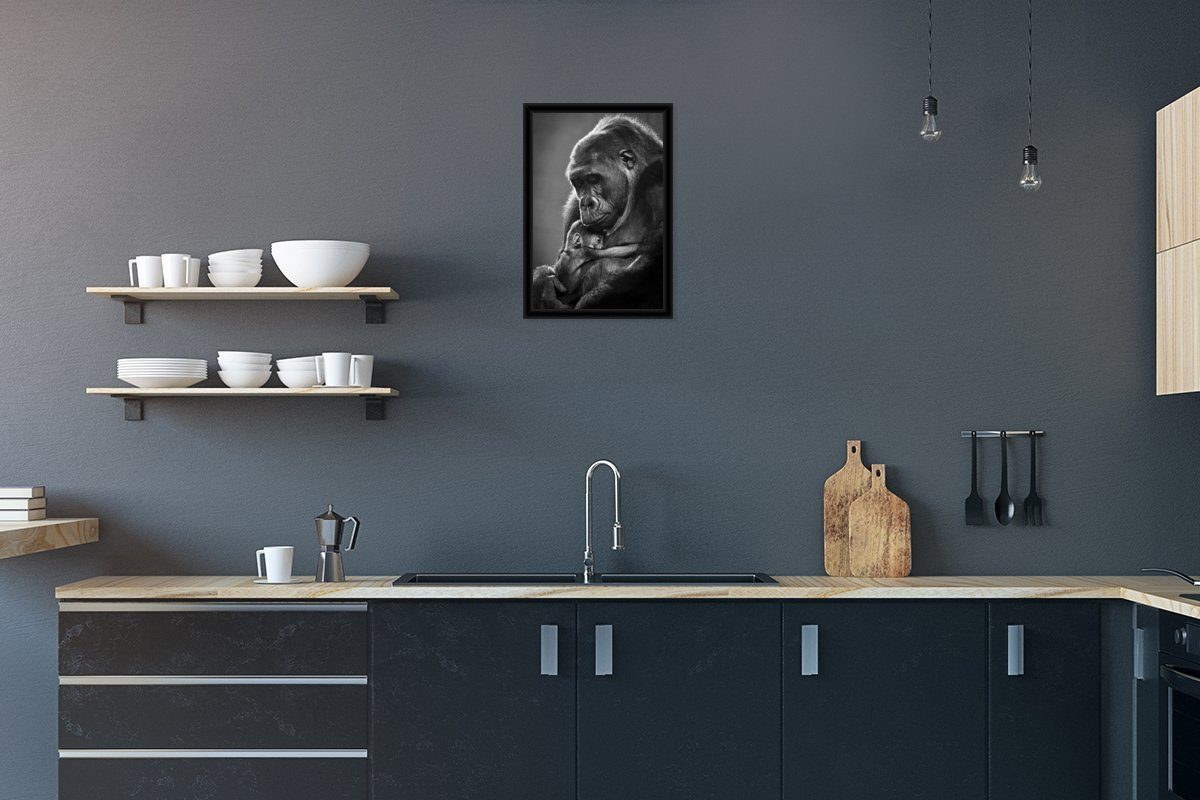 Poster Schwarz-Weiß-Bild einer Gorillamutter mit ihrem neugeborenen Baby