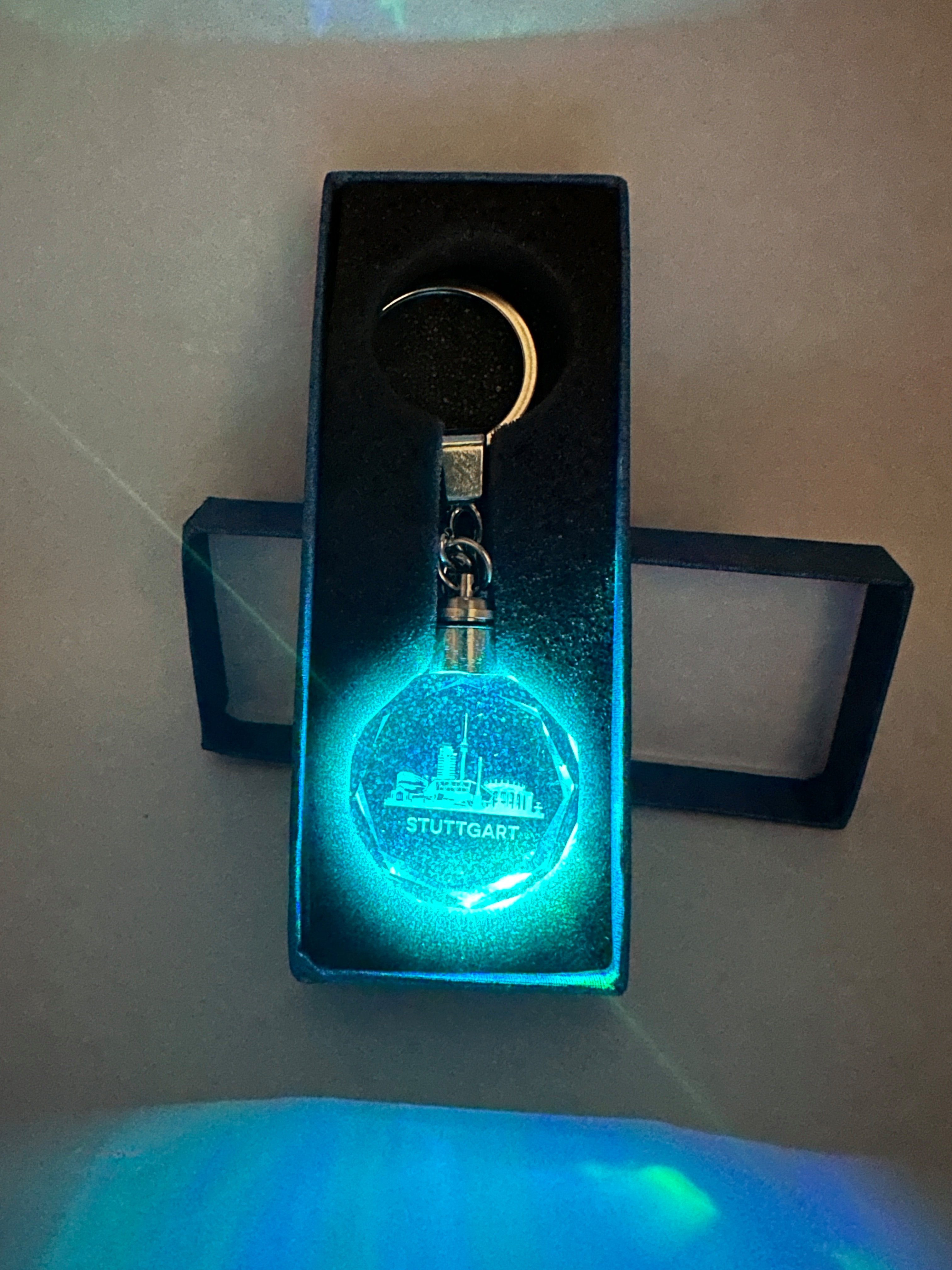 Stelby Schlüsselanhänger Stuttgart Schlüsselanhänger LED Multicolor mit Geschenkbox
