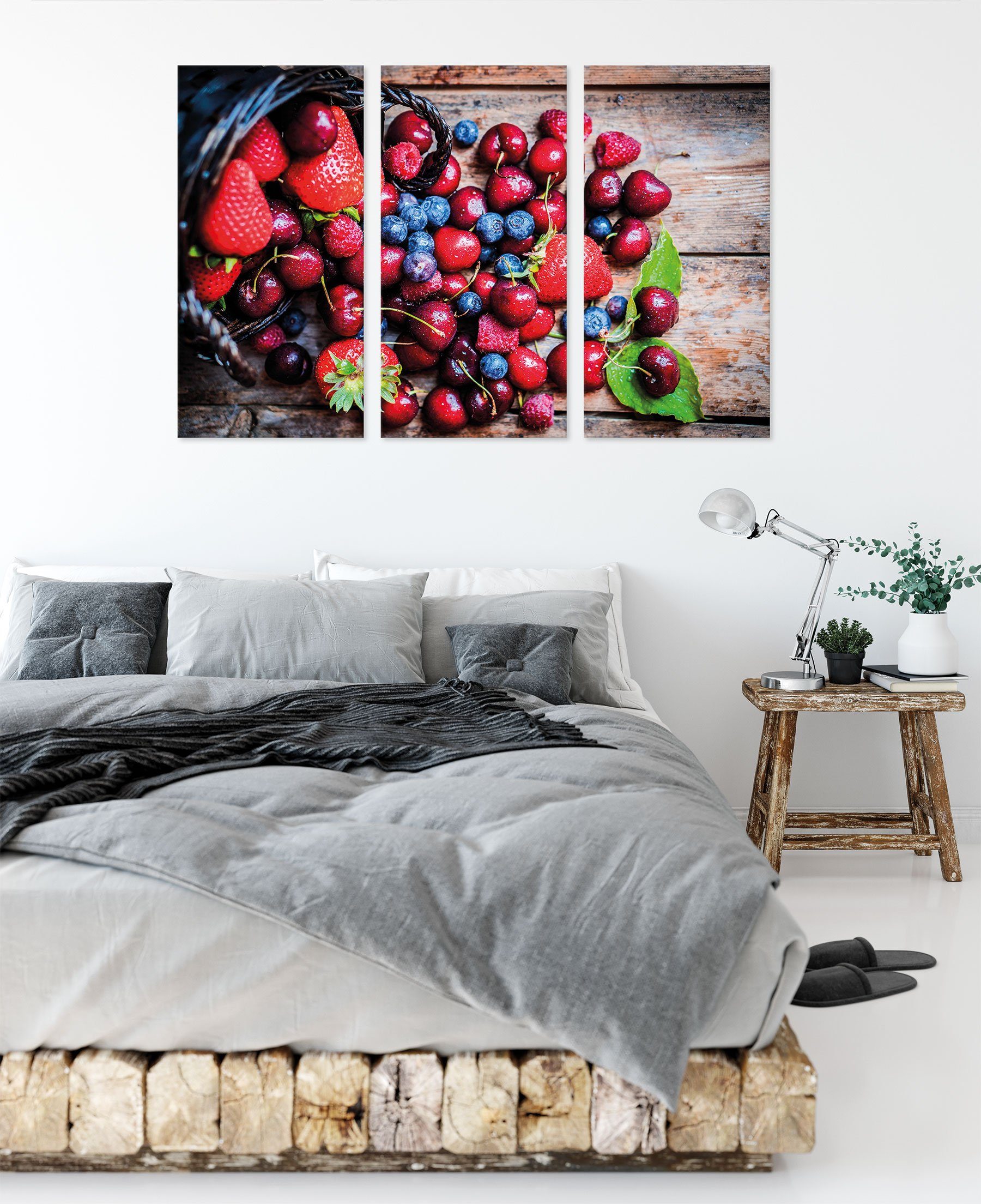 Pixxprint Leinwandbild Leinwandbild fertig Beerenfrüchte auf Holzdielen, Holzdielen inkl. (120x80cm) 3Teiler St), Zackenaufhänger bespannt, auf Beerenfrüchte (1