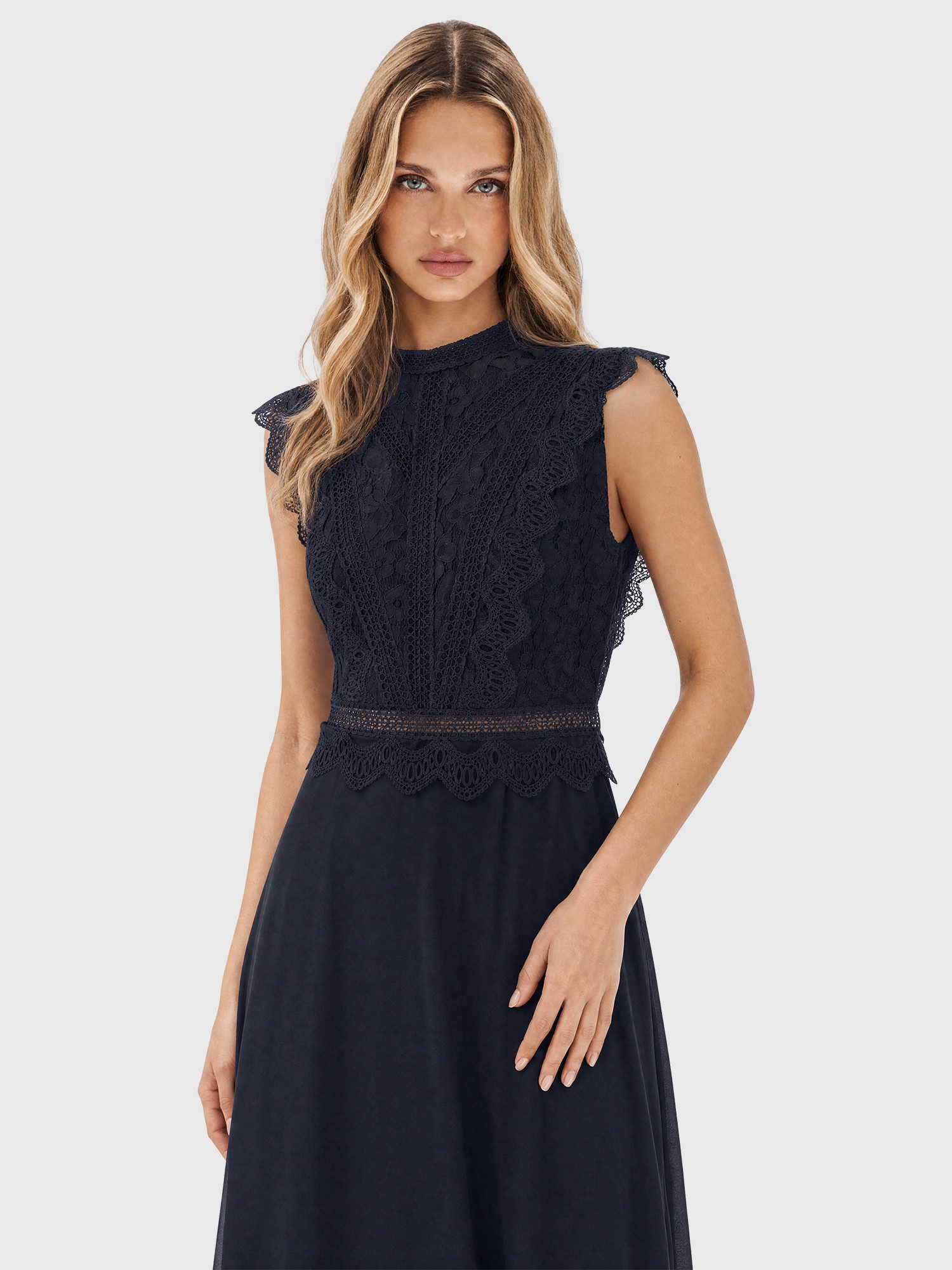 Apart Abendkleid mit Häkelspitze und Stehkragen
