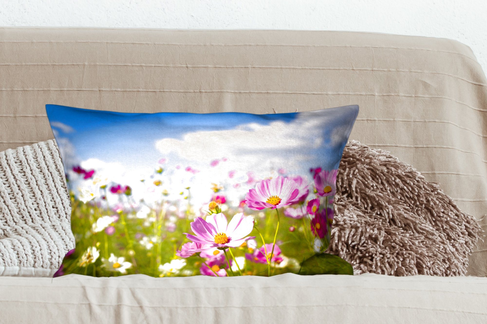 Lila Dekokissen MuchoWow Dekoration, mit Weiß - - Schlafzimmer Füllung, Wolken - Wiese Zierkissen, Blumen Dekokissen - - Gras Blau, - Wohzimmer