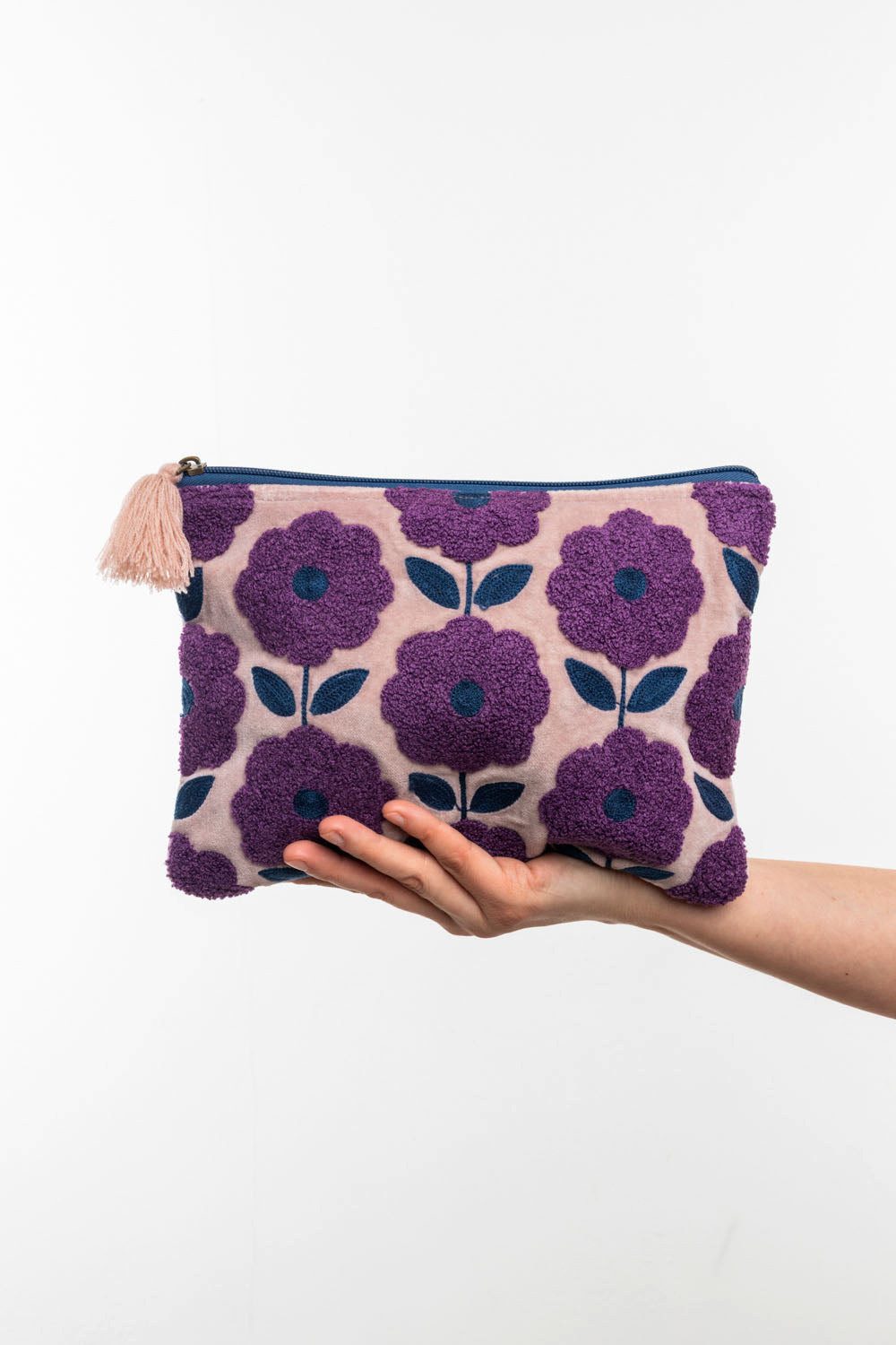 Tranquillo Aufbewahrungstasche aus Bio-Baumwolle BLOSSOM 26x18 cm mit Reißverschluss lila geräumig, Samttäschchen mit aufwendiger Stickerei und Quaste – Bild 3 von 4