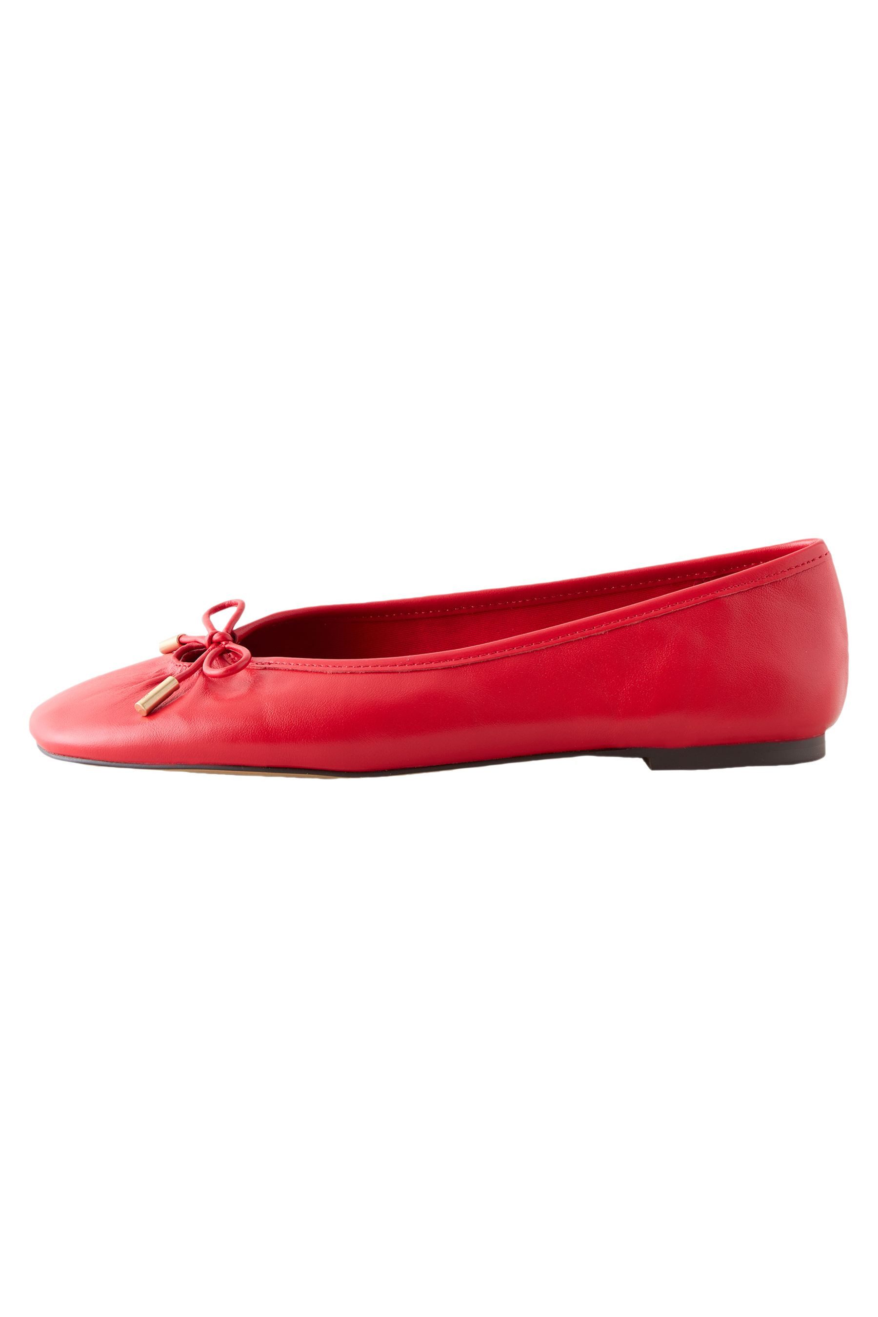 B by Ted Baker B by Ted Baker Ballerinas aus Leder mit schräger Ballerina