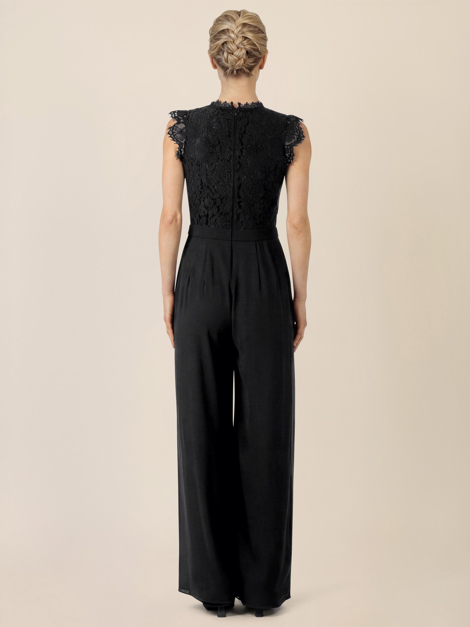 Apart Jumpsuit mit Spitzentop und weitem Bein