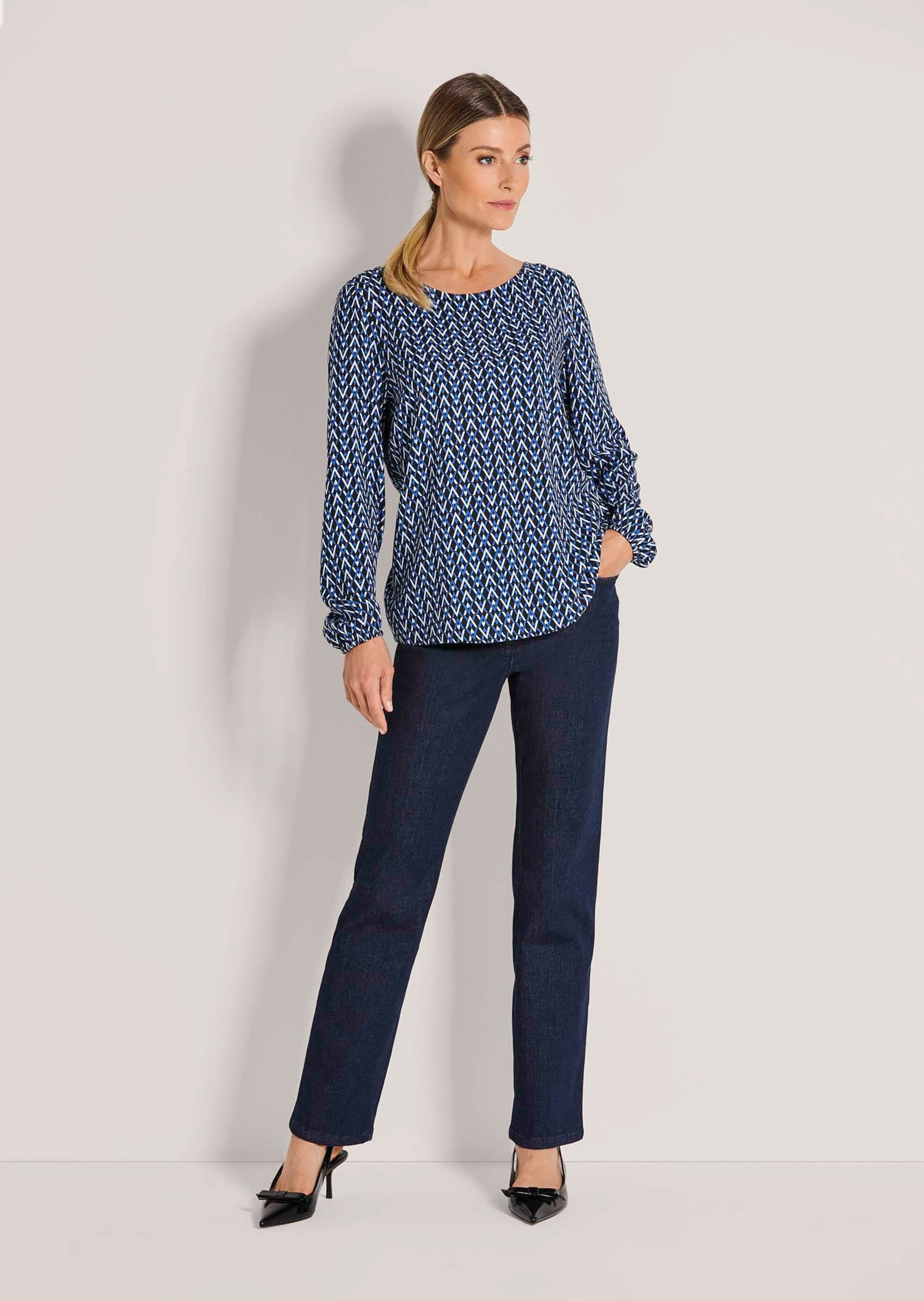 MADELEINE Schlupfbluse Viskosebluse mit grafischem Muster Printbluse mit Rundhals, Gummibündchen und Langarm
