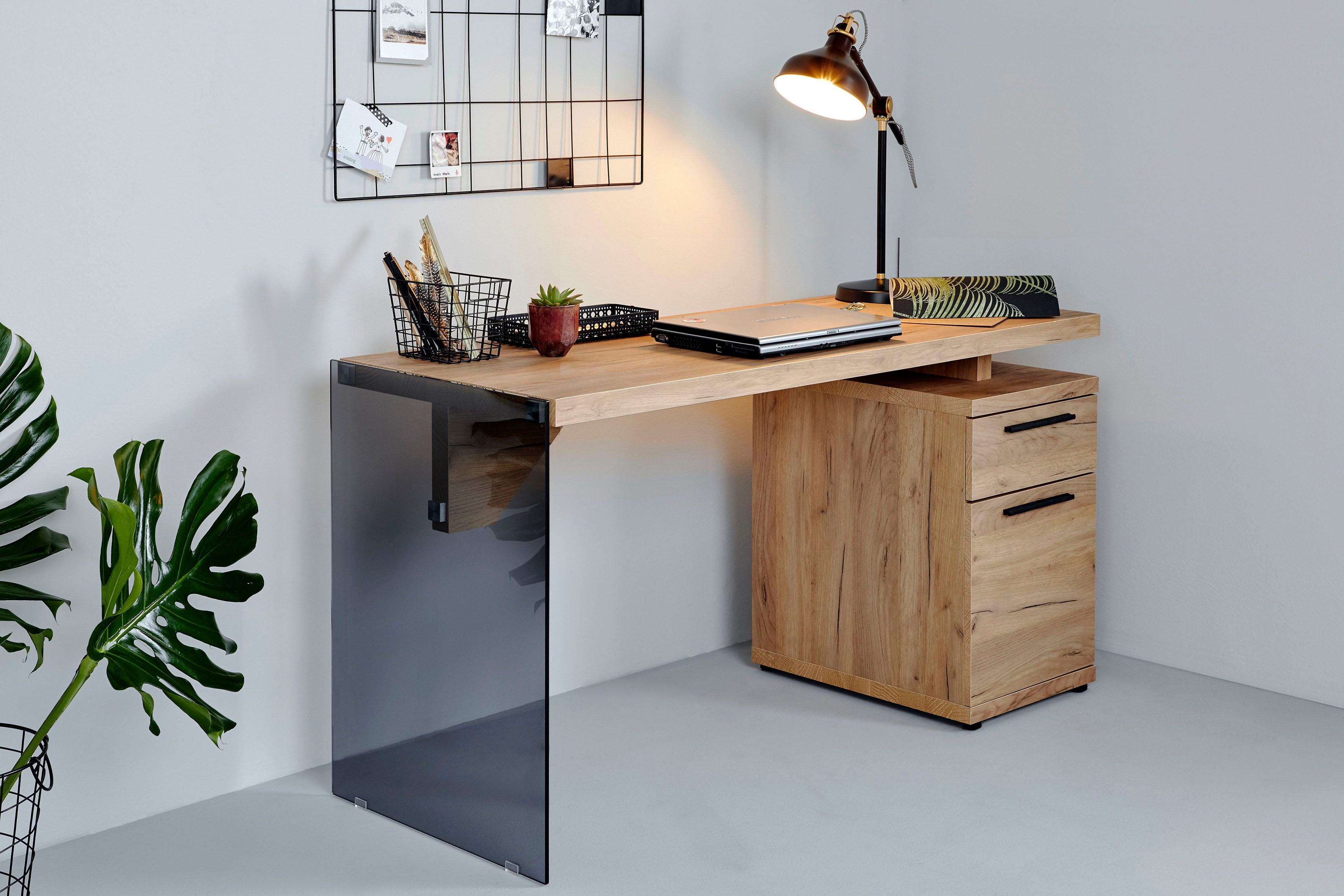 Jahnke Schreibtisch LUX C 140, wechselseitig montierbar, Seitenteil aus ESG Sicherheitsglas