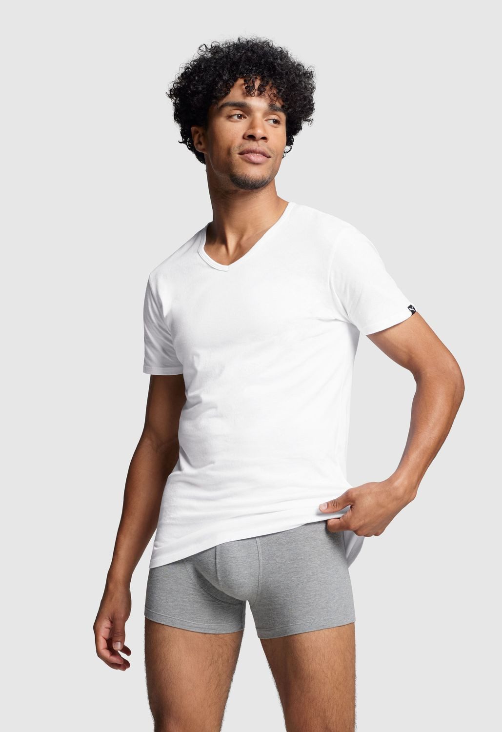 PUMA T-Shirt Basic, V-Ausschnitt mit Markenlabel am Ärmelrand