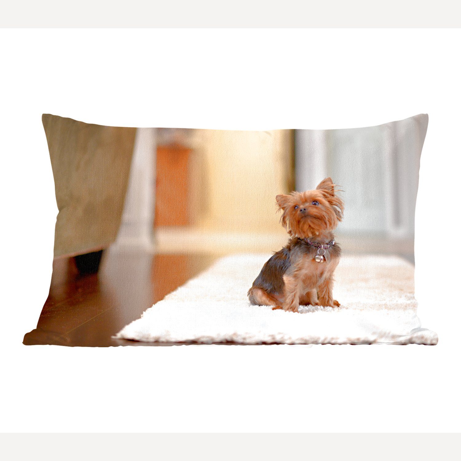 MuchoWow Dekokissen Ein kleiner Yorkshire Terrier sitzt auf einem Teppich, Wohzimmer Dekoration, Zierkissen, Dekokissen mit Füllung, Schlafzimmer
