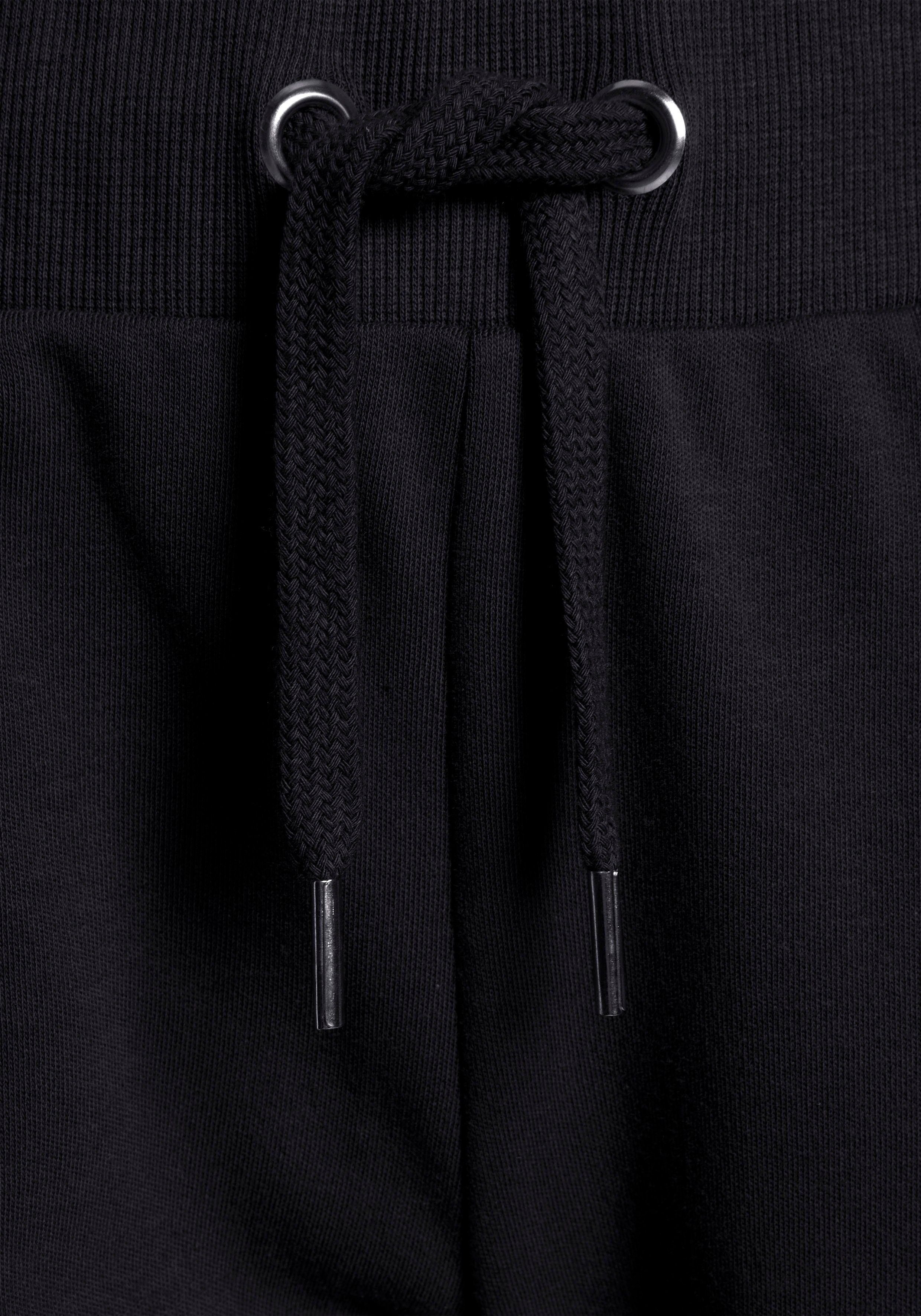 Bench. Loungewear Relaxhose mit Loungeanzug schwarz glänzender Logostickerei