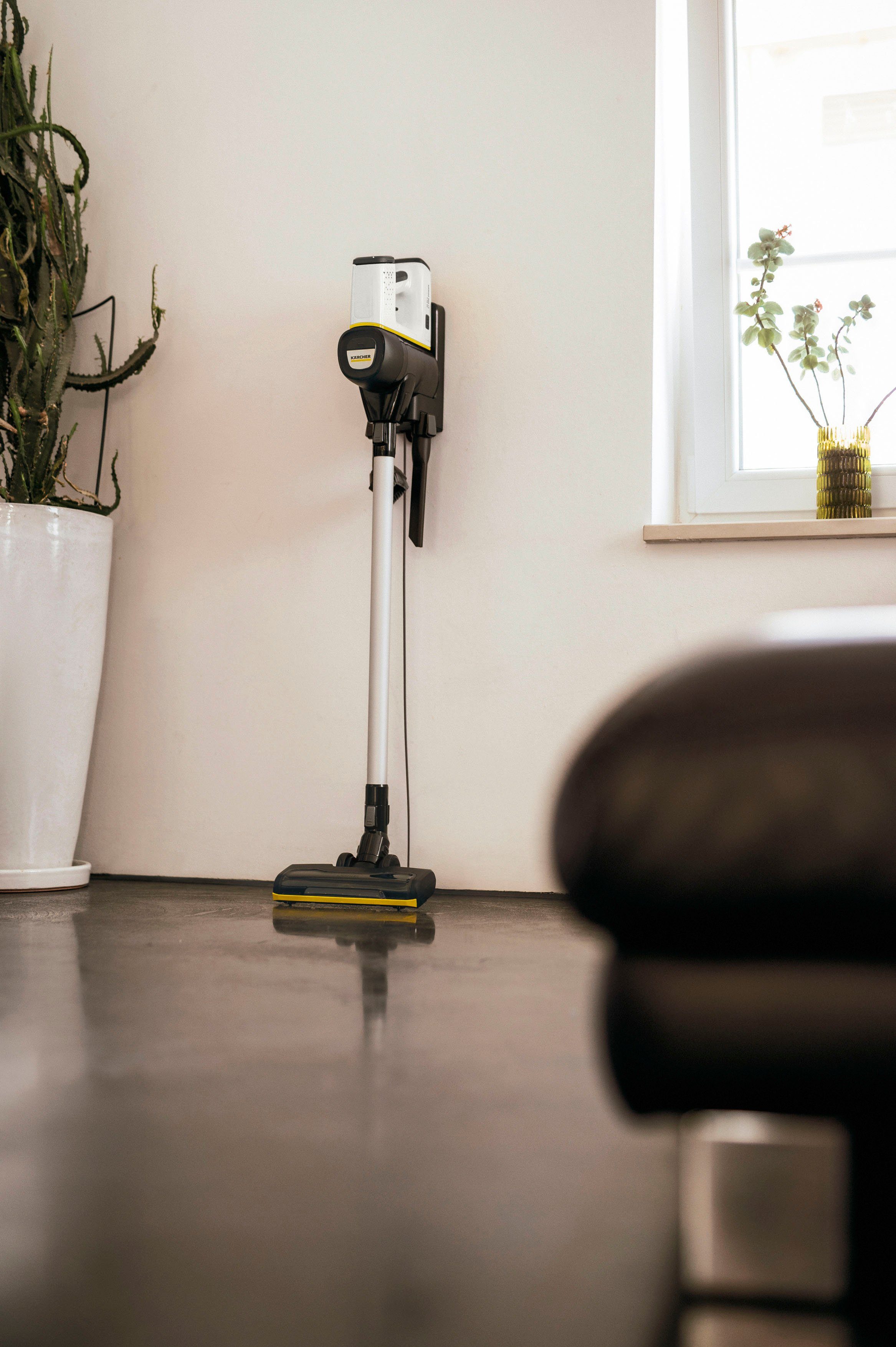 KÄRCHER Akku-Bodenstaubsauger VC 6 Cordless ourFamily, beutellos, 2 Saugstufen, Laufzeit: bis zu 50 min.,Wandhalterung mit Ladefunktion