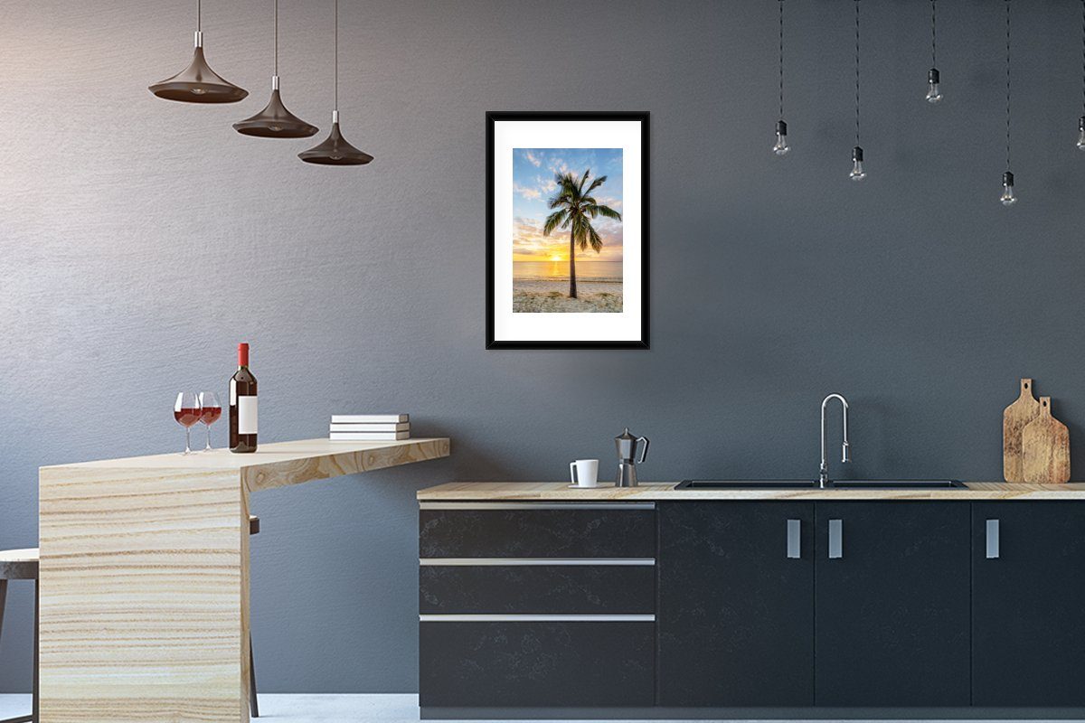 MuchoWow Poster Strand - Palme - Sonnenuntergang, (1 St), mit Rahmen, Kunstdruck, Gerahmtes Poster, Schwarzem Bilderrahmen