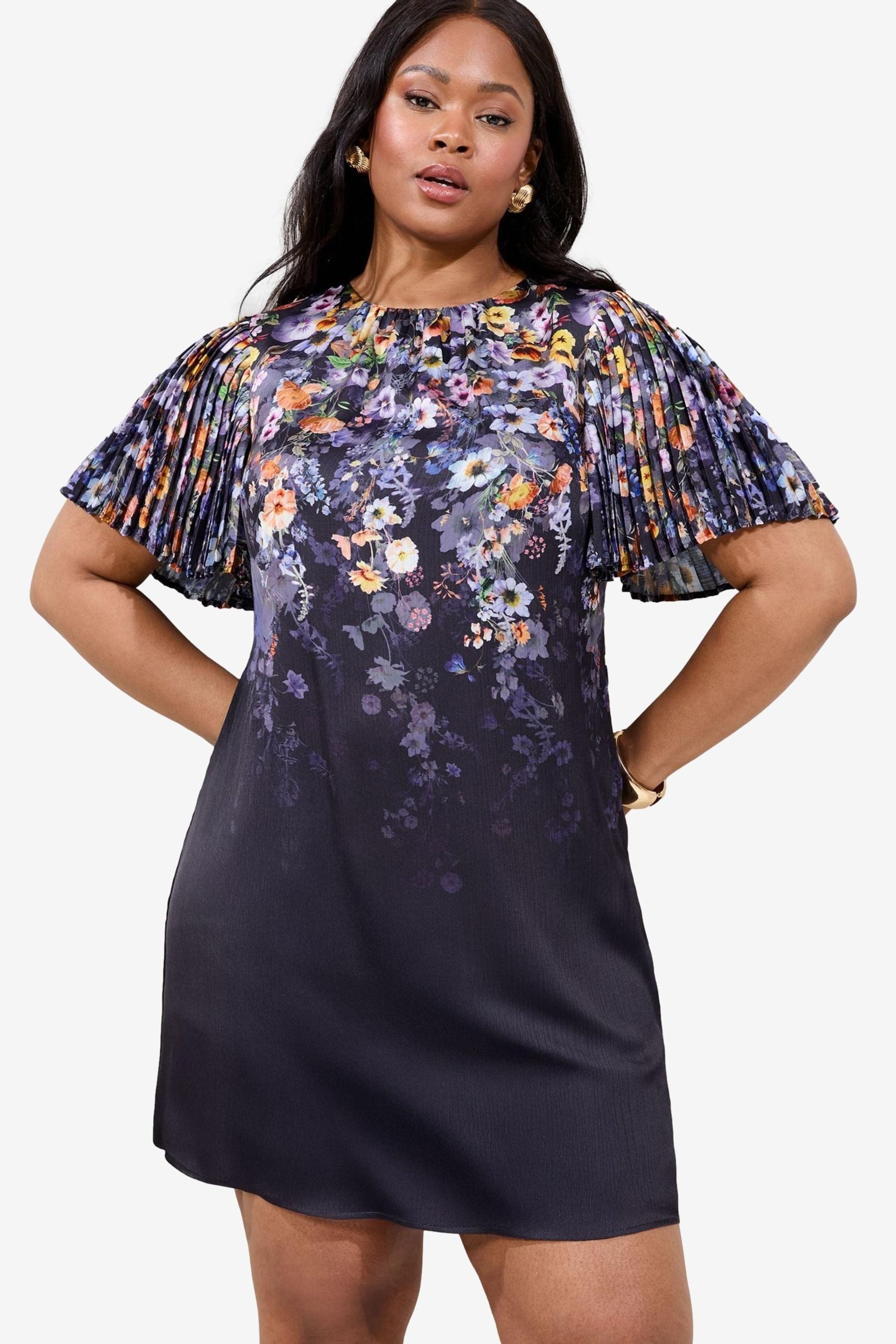 LIPSY Plisseekleid Lipsy Plissiertes Mini-Etuikleid, Curve (1-tlg)