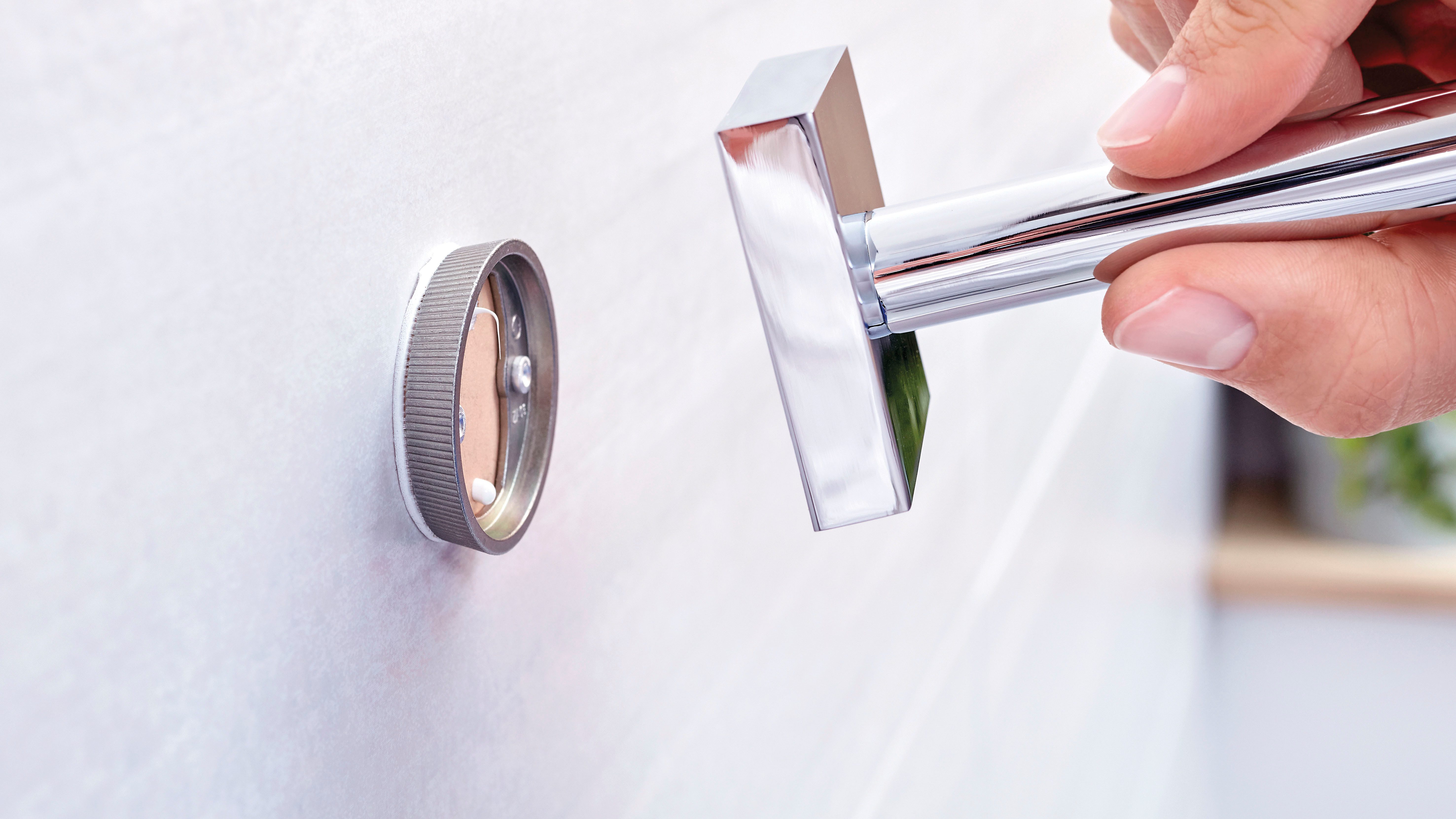 tesa Duschregal EKKRO Glasablage ohne Bohren - 5 cm : 12,0 cm : 60 cm, Packung, selbstklebende Badablage aus Glas - chrom - silber glänzend