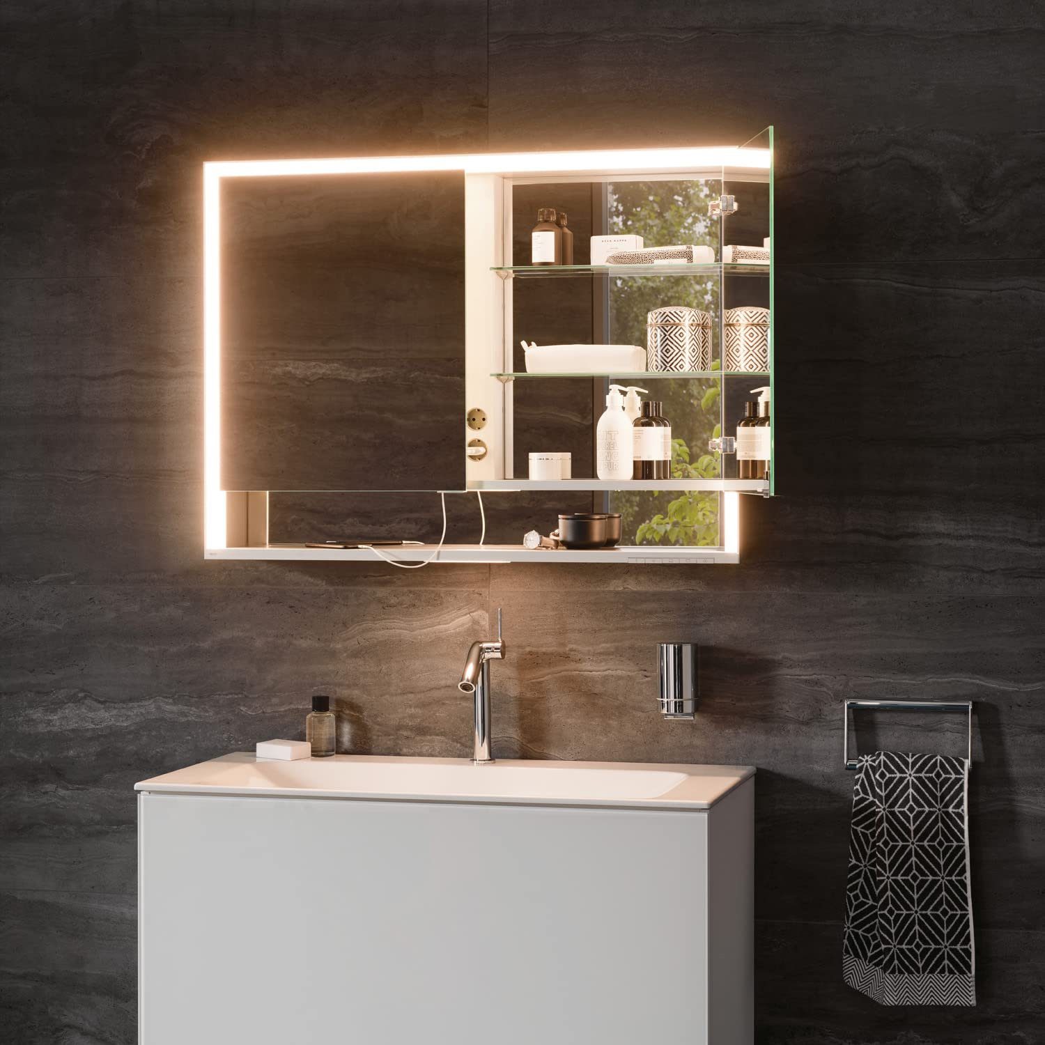 Keuco Badezimmerspiegelschrank Royal Lumos mit LED-Beleuchtung (Badezimmerspiegelschrank mit Beleuchtung LED) 80 cm, Aufputz, mit 2 Türen und Ablagefach, Aluminium, Seiten