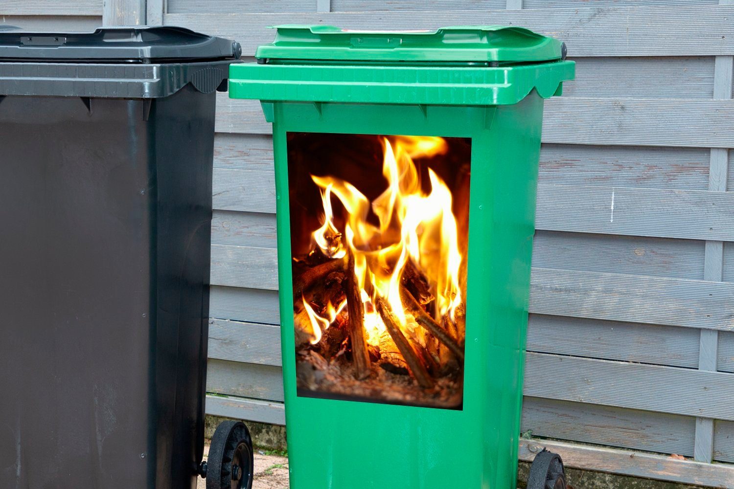 Container, Feuer Mülltonne, Sticker, Wandsticker Mülleimer-aufkleber, (1 St), mit MuchoWow Kamin Abfalbehälter Ein
