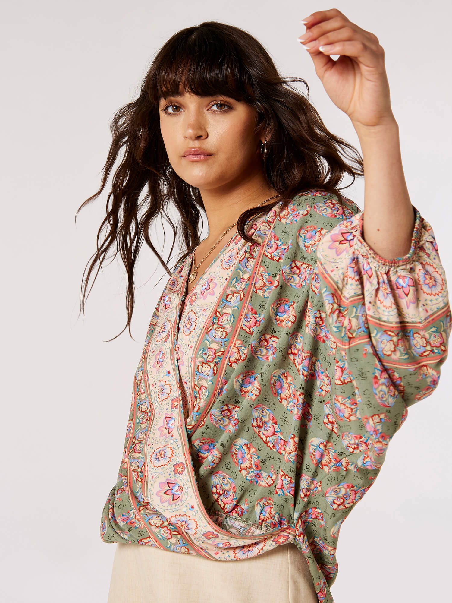 Apricot Blusentop in Wickeloptik mit Blumenmuster günstig online kaufen