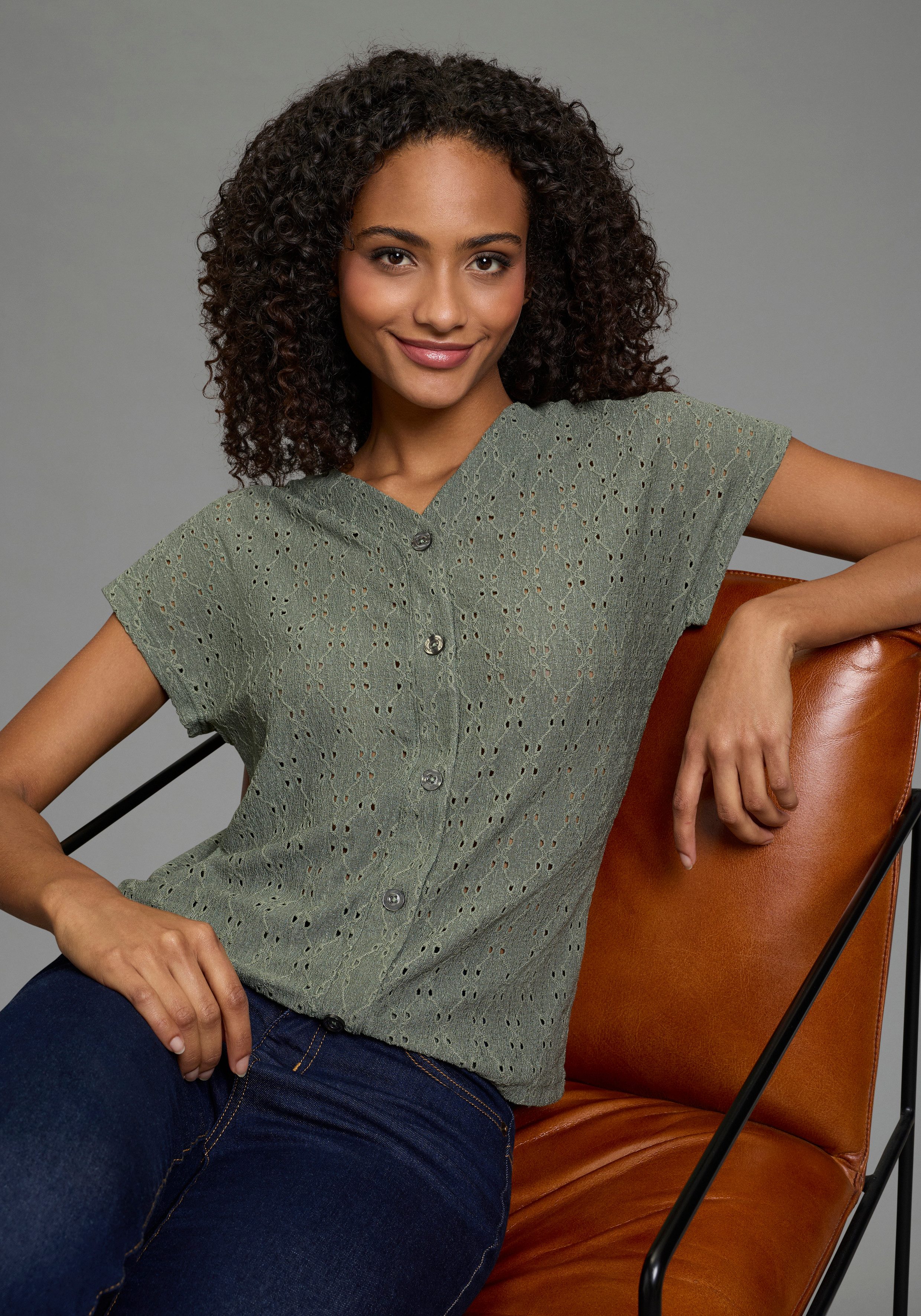 KangaROOS T-Shirt figurumspielende Passform, kurze Ärmel, hüftlange Schnittform