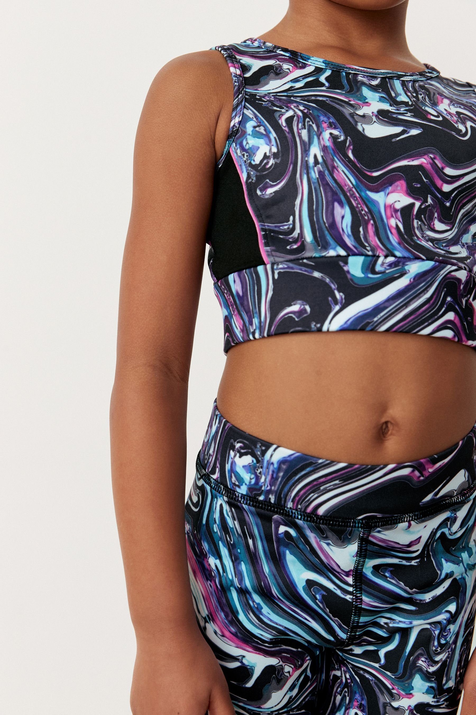 Kurzes Crop-Top (1-tlg) Swirl Pink/Blue/Black Marble Next Sport-Top