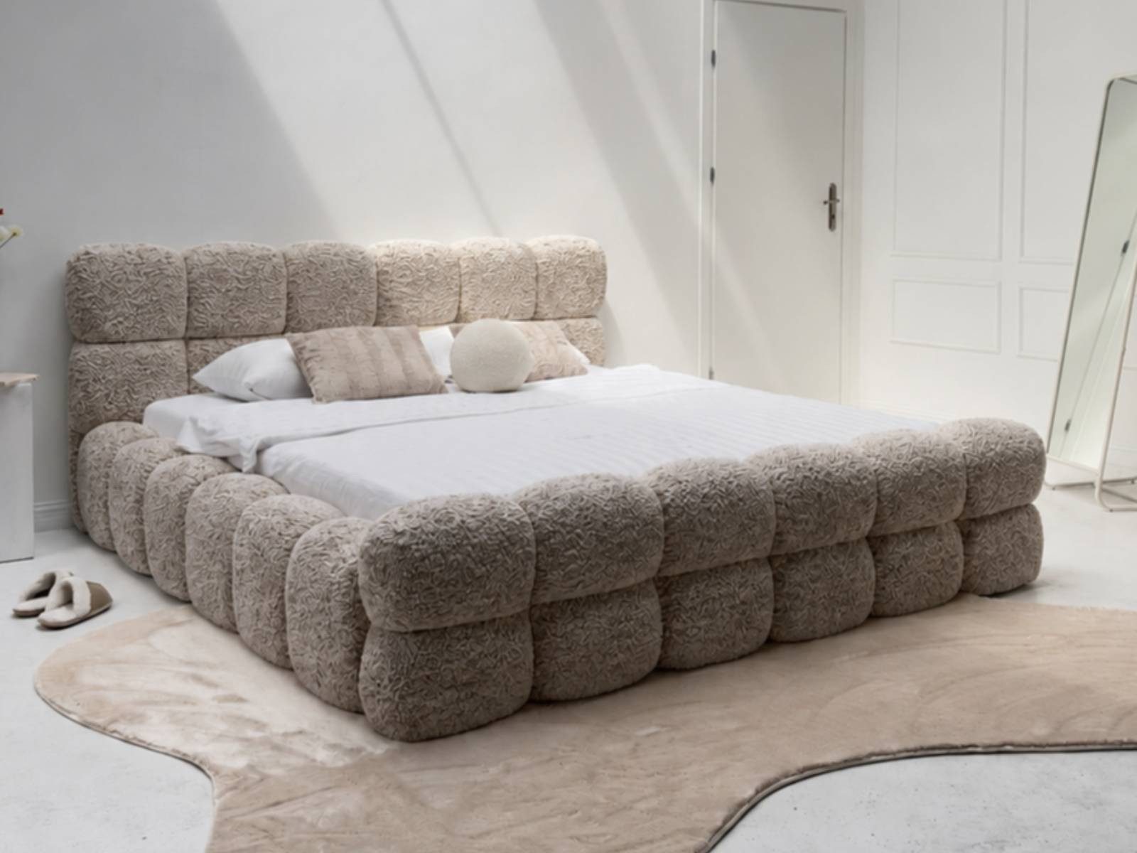 yourhouse24 Polsterbett Design-Bett im Cloud-Look – Hohes Fußteil, Bouclé-Stoff, Bubble-Optik & Japandi