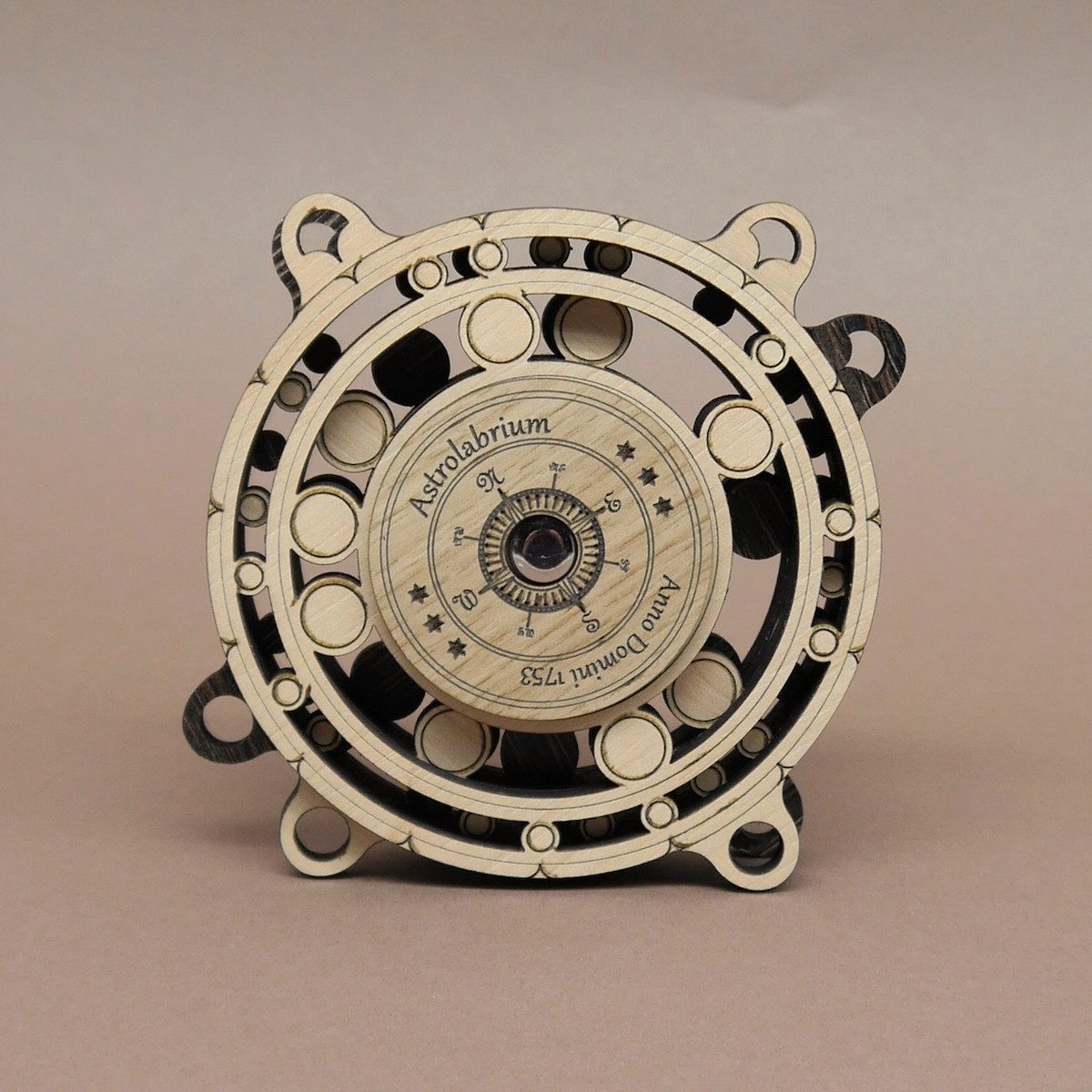 ROMBOL Denkspiele Spiel ASTROLABRIUM - schweres Drehpuzzle, Knobelspiel, Holzspiel