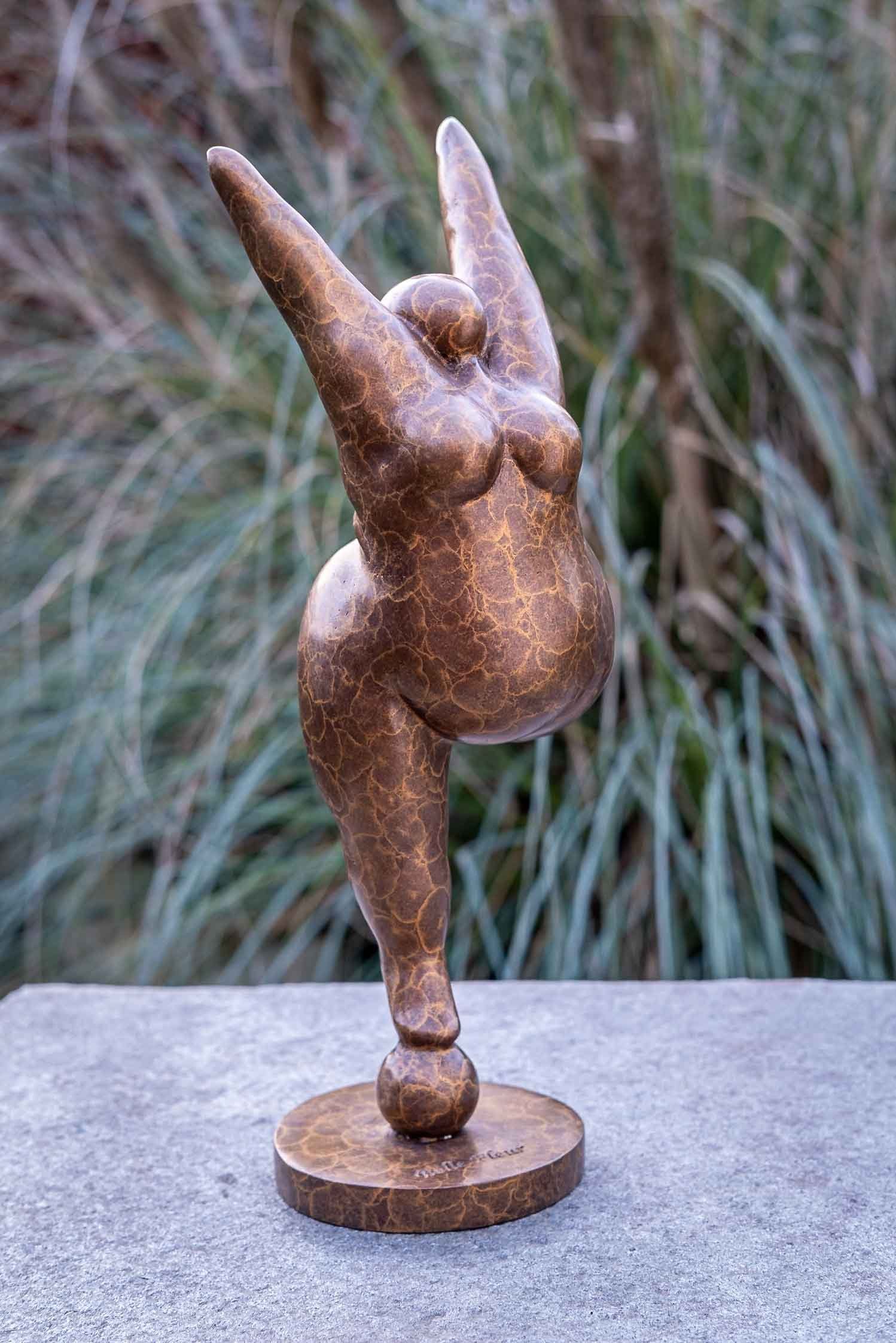 Die "Belle und Bronze-Skulptur Regen Dame Gartenfigur robust gegen IDYL Bronze Fette und patiniert. – in Fleur", Wachsausschmelzverfahren Bronze werden Langlebig von Frost, gegossen UV-Strahlung. IDYL Hand witterungsbeständig sehr in – Modelle –