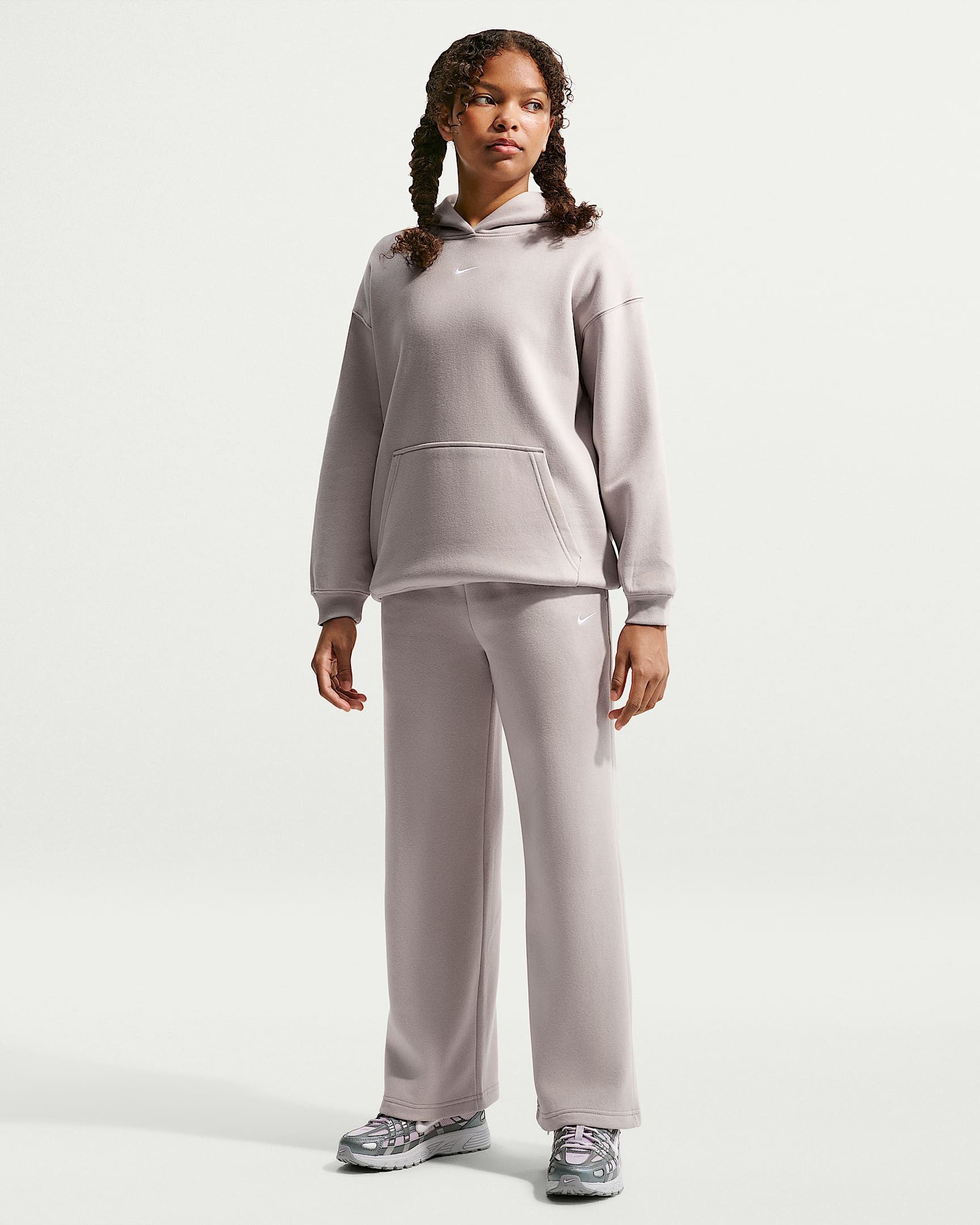 Nike Sportswear Jogginghose G NSW STUDIO FLC OH PANT für Kinder und Jugendliche, in Baggy-Form, aus weicher Sweatware
