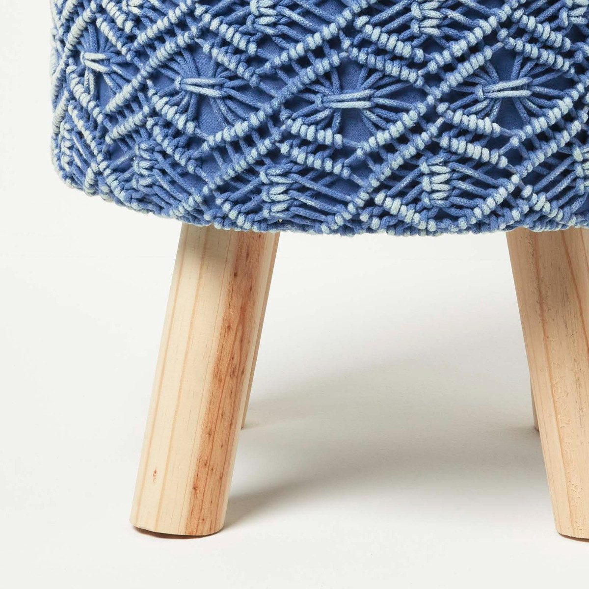 Homescapes Fußhocker Willow – Makramee-Hocker rund mit Holzbeinen – blau, 43 cm hoch