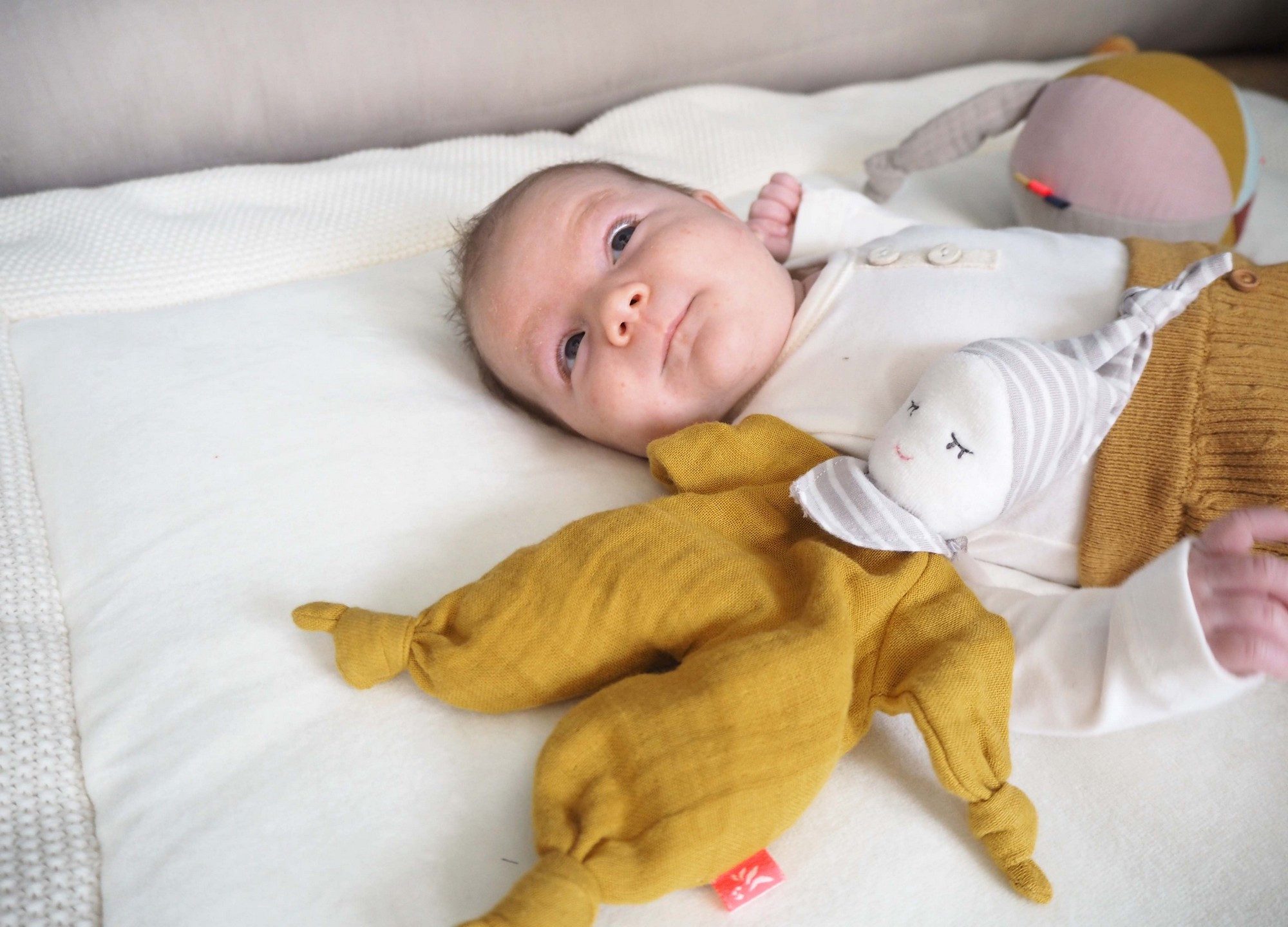 kikadu Babypuppe, Mustard, weich und kuschelig aus Bio-Baumwolle.