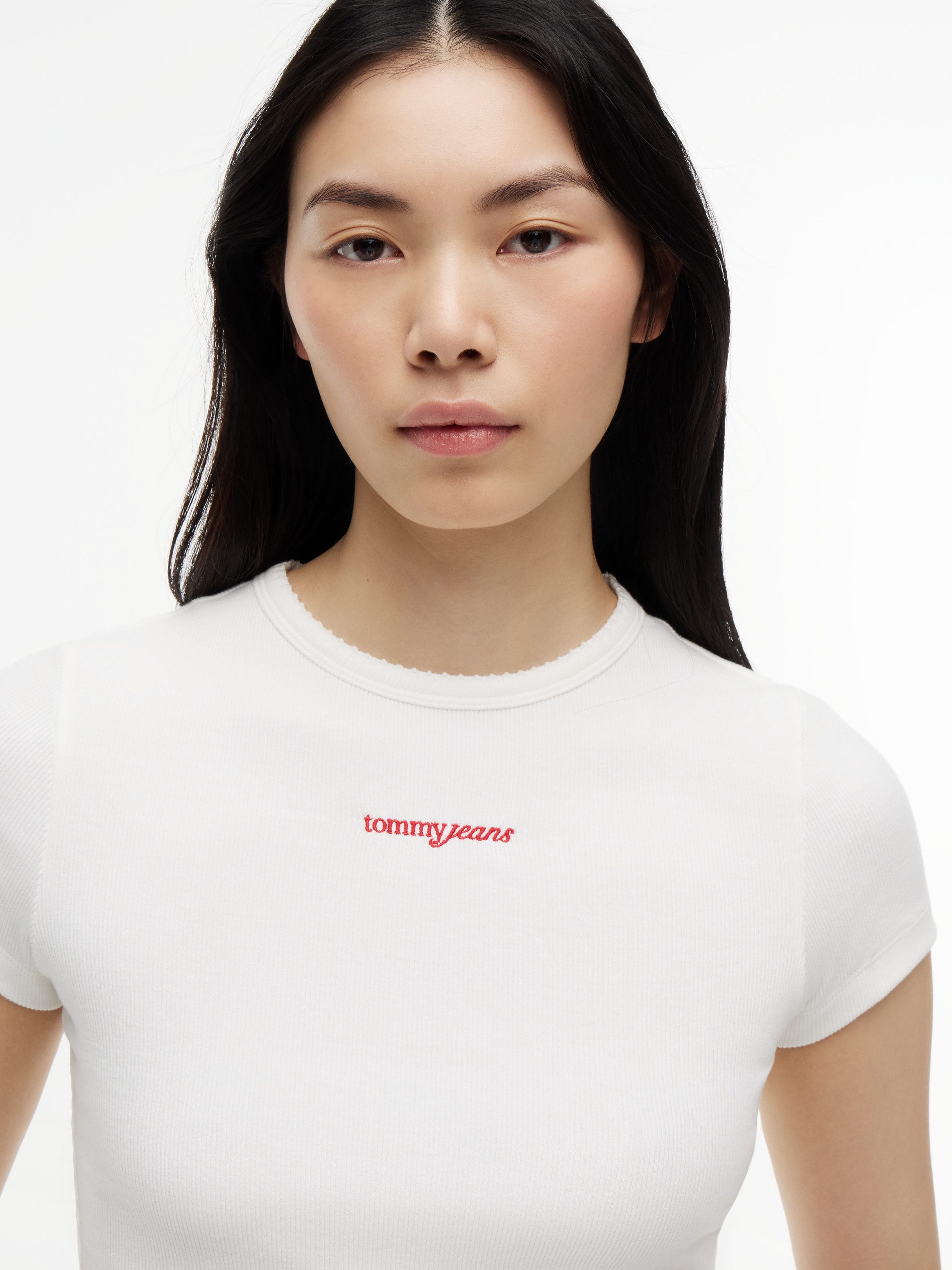Tommy Jeans Kurzarmshirt TJW SLIM SCRIPT RIB SS TEE Baumwollmischung, slim fit, in gerippter Struktur