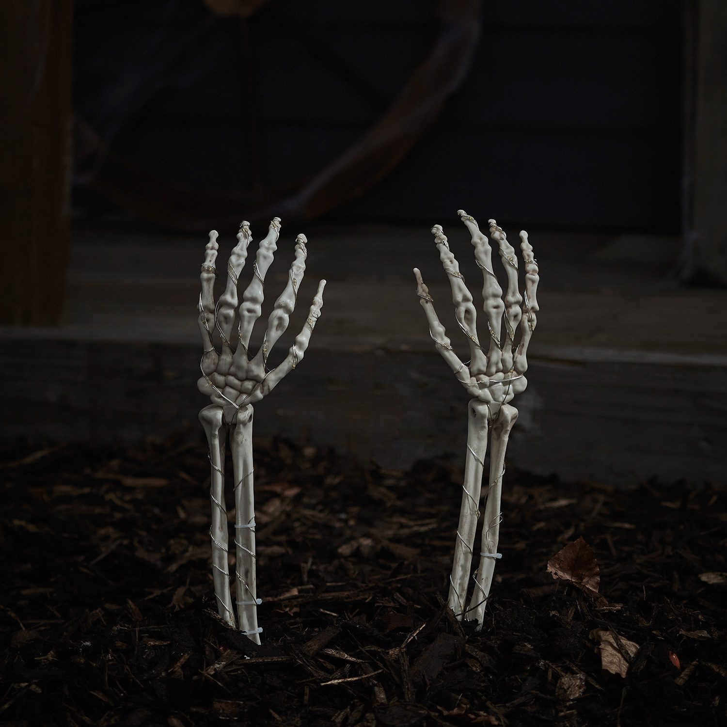 Lights4fun LED Dekolicht 2er Set Halloween Gartendeko Stableuchten Skelette