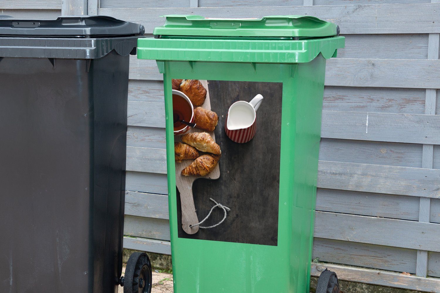 Sticker, mit Wandsticker Mülleimer-aufkleber, Container, Mülltonne, MuchoWow Croissants auf Holzbrettchen St), Tee (1 Abfalbehälter