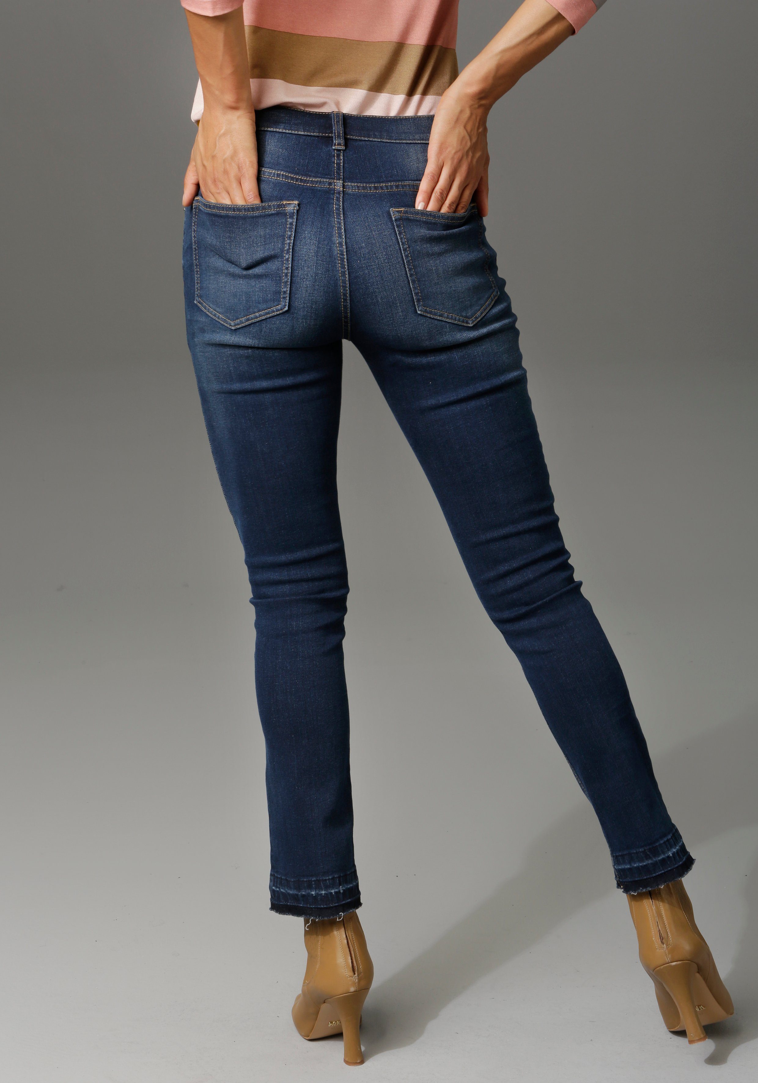 Aniston CASUAL Bootcut-Jeans mit trendiger ausgefranstem leicht Waschung Beinabschluss am