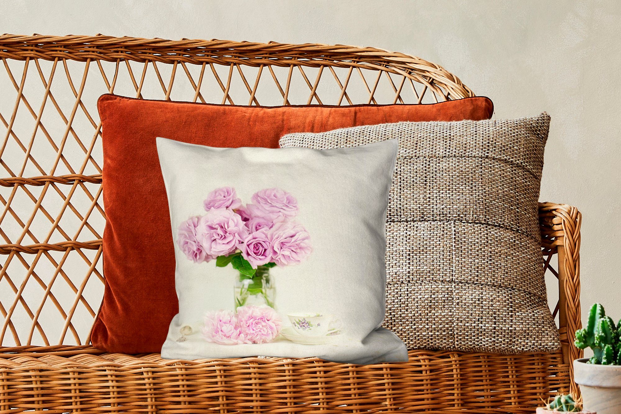 Sofakissen Blumenstrauß Teetasse, an Schlafzimmer, einer rosa Zierkissen Dekokissen Pfingstrosen Wohzimmer, Deko, mit aus MuchoWow Füllung für