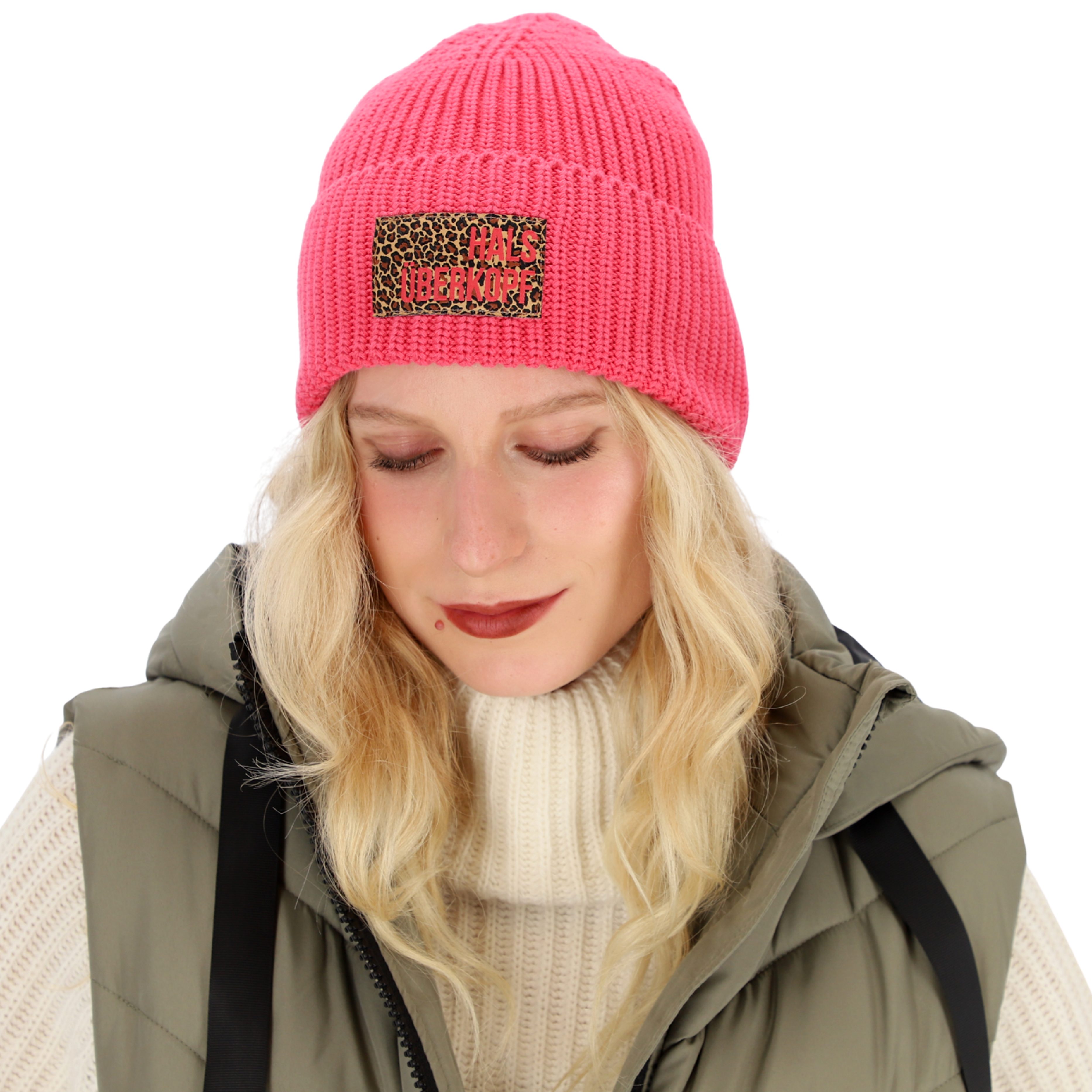 Strickmütze mit Leo-Badge und Schriftzug Halsüberkopf