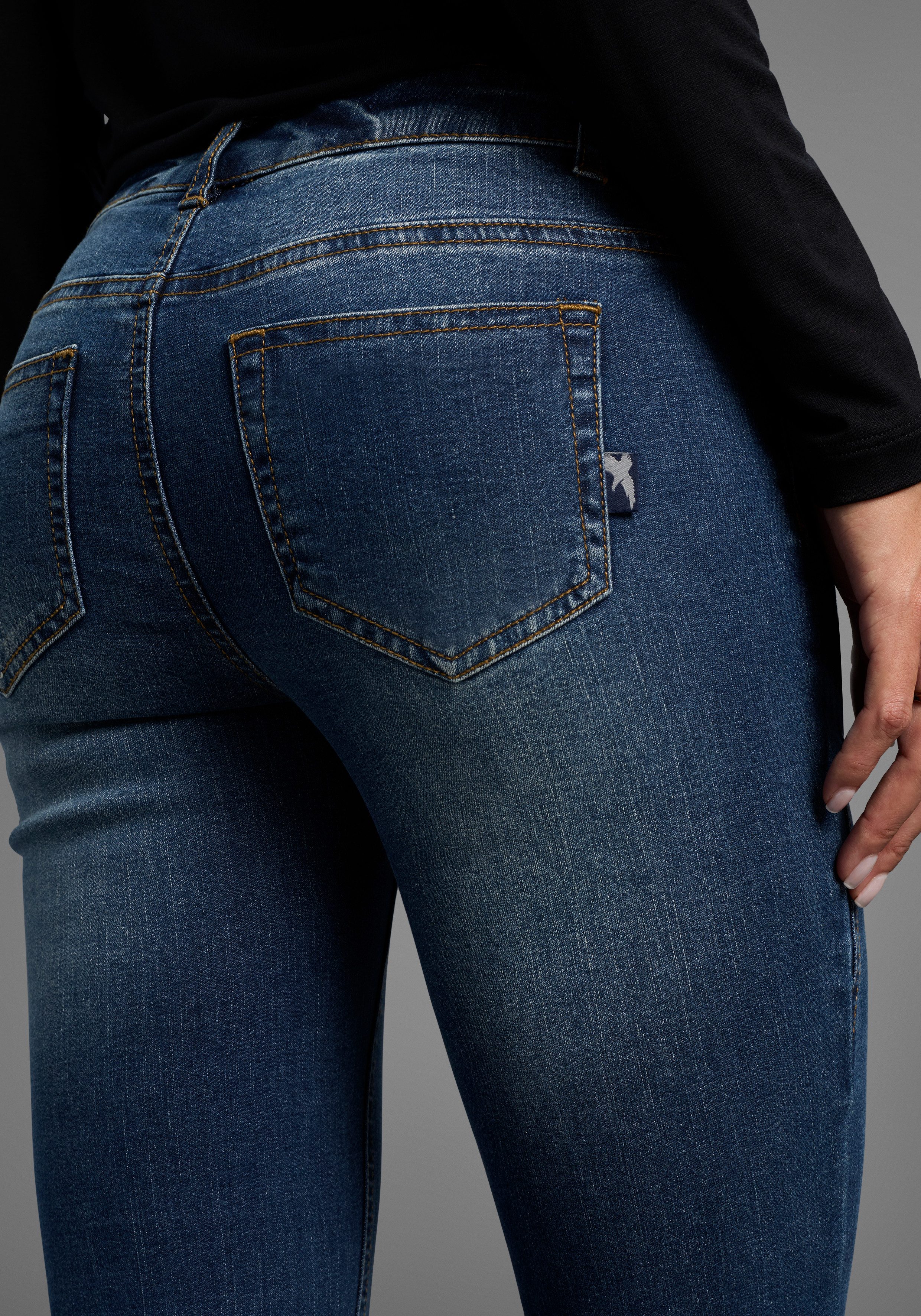 Arizona Bootcut-Jeans mit Keileinsätzen ausgestellte Beinform, niedrige Leibhöhe, elastisches Material