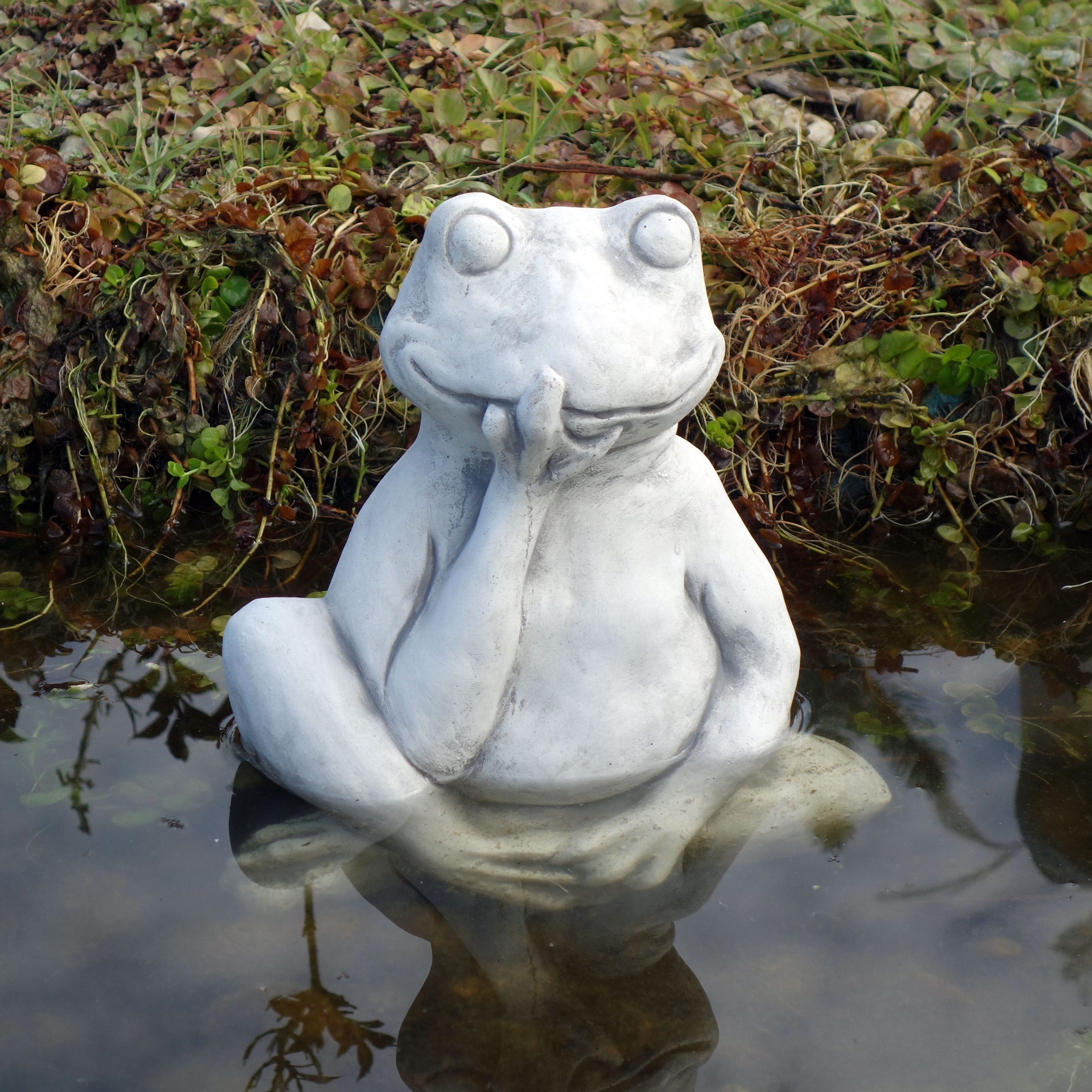 gartendekoparadies.de Gartenfigur Flips – der nachdenkliche Frosch, Steinfigur, H. 28 cm, 8 kg, Frostsicher
