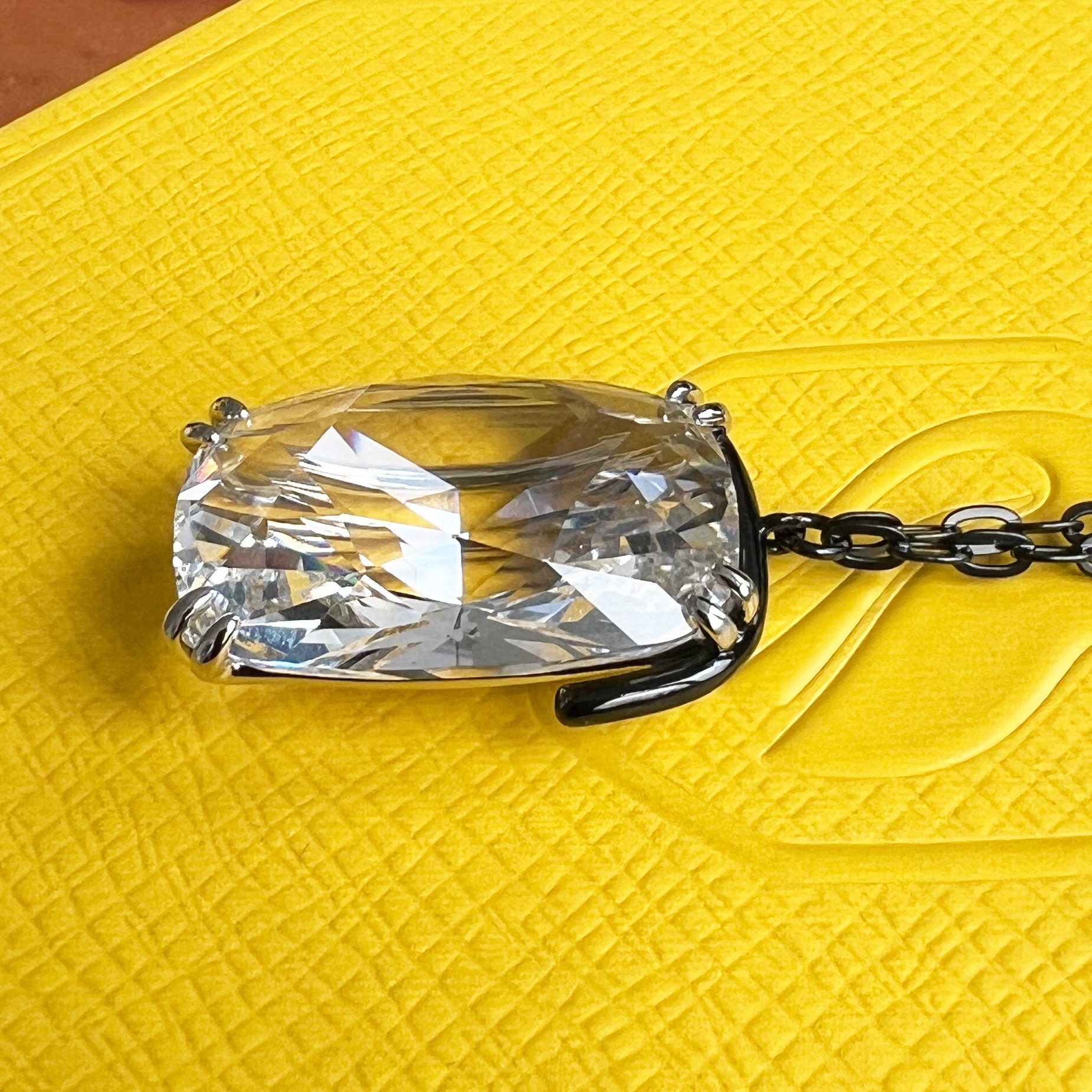 Swarovski Kette mit Anhänger schwarz...